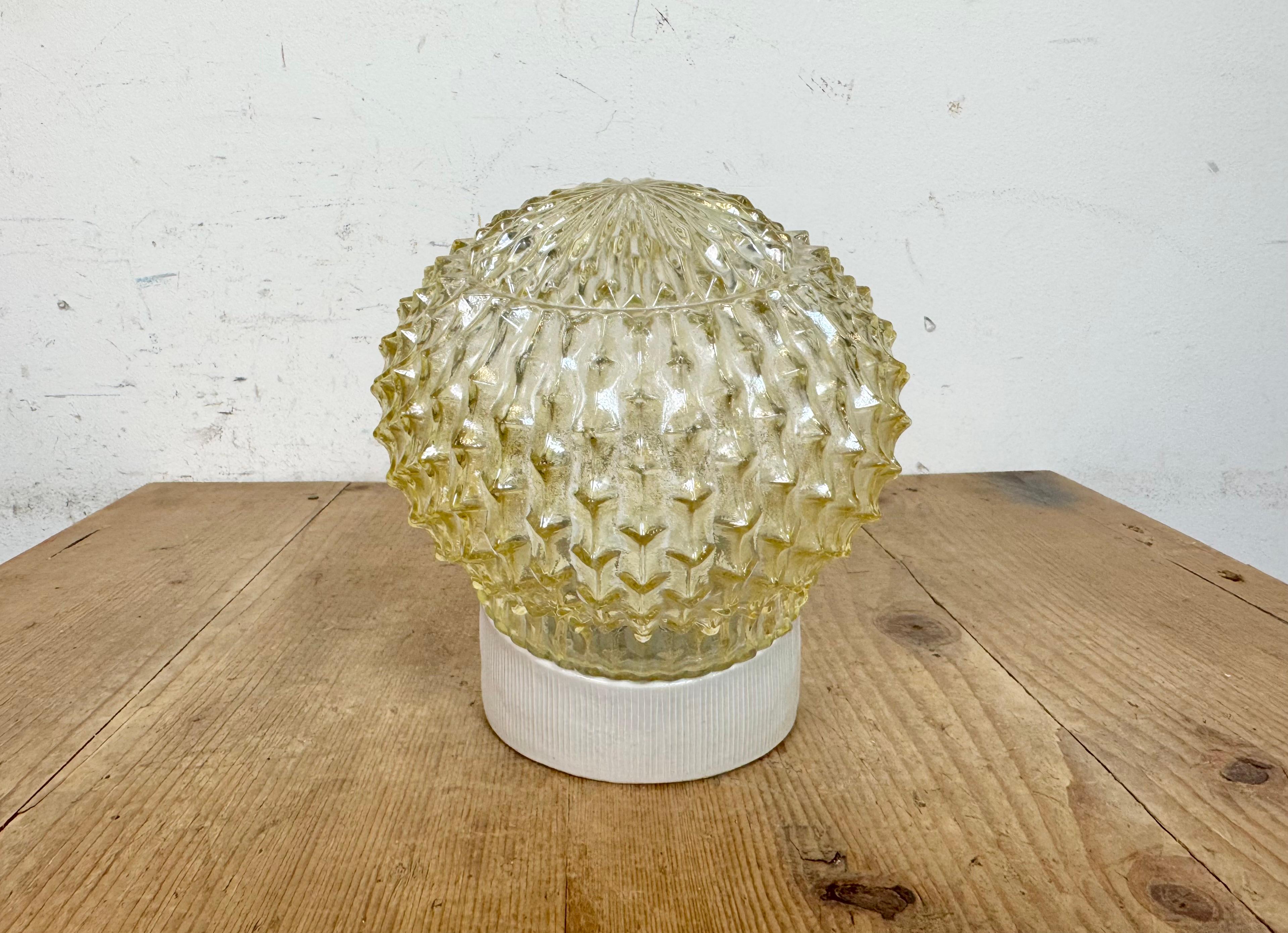 Aplique vintage de porcelana blanca, años 70 finales del siglo XX en venta