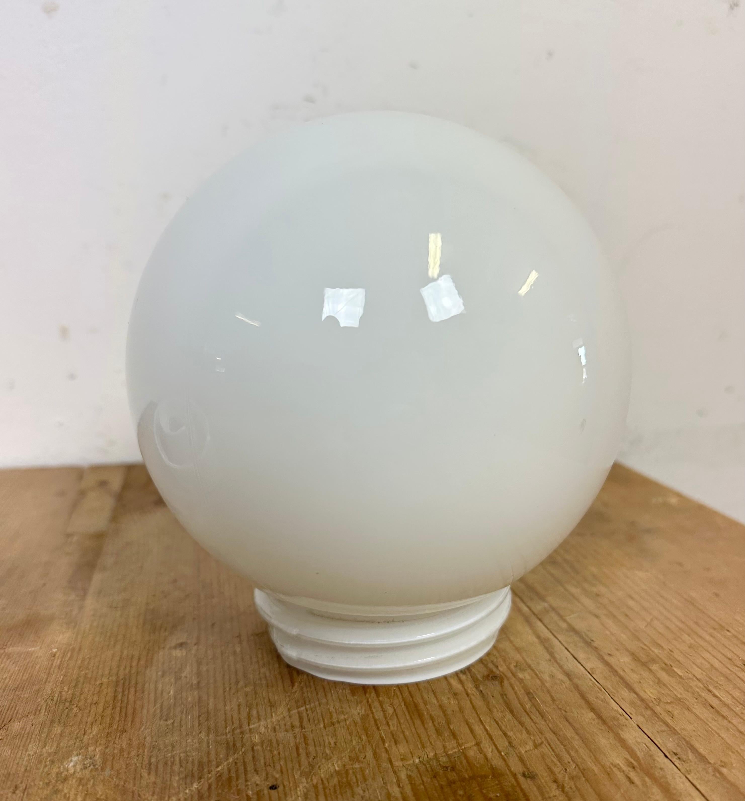 Vintage White Porcelain Wall Light, 1970s For Sale 1