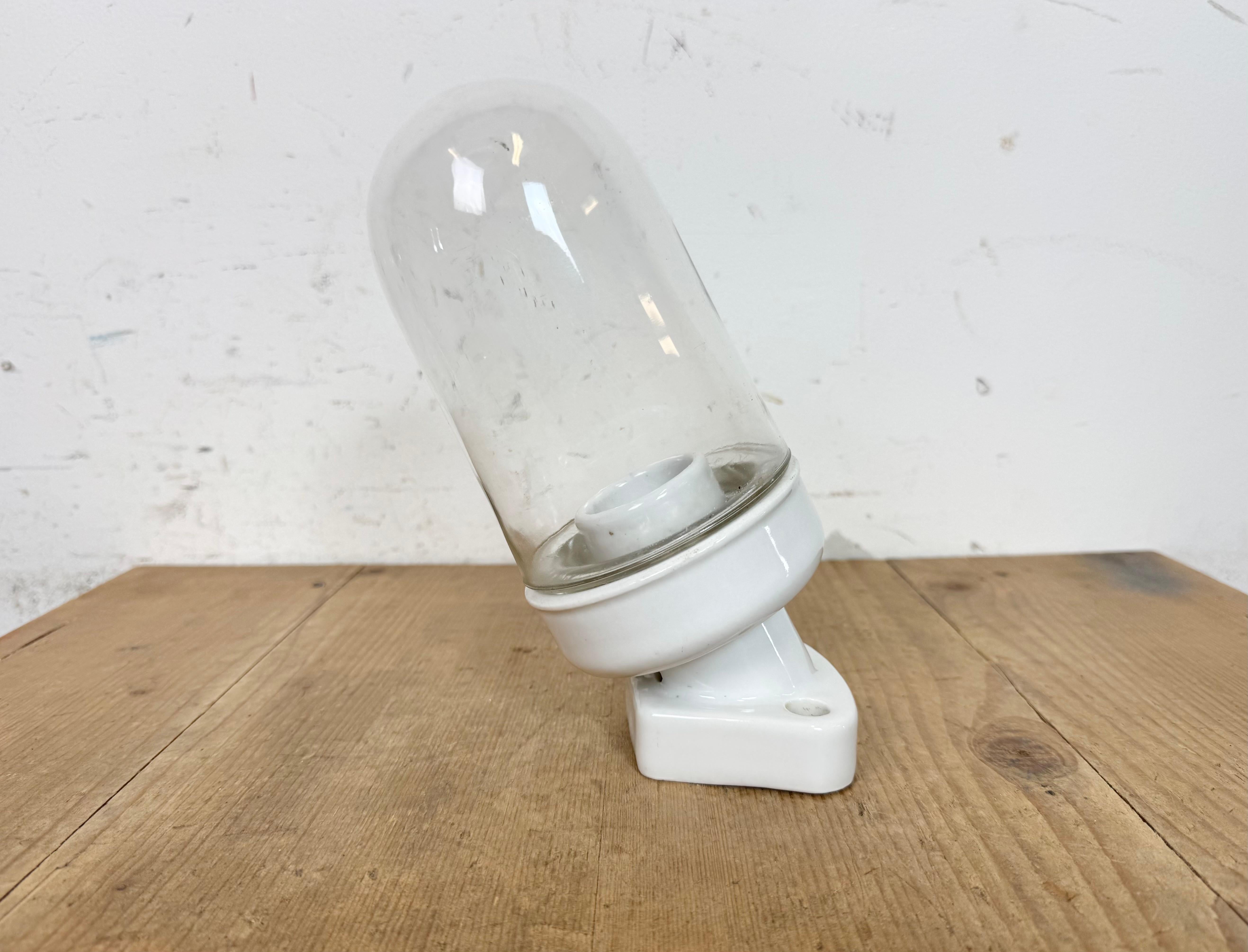 Aplique industrial vintage fabricado en la antigua Checoslovaquia en los años 60. Tiene un soporte de pared de porcelana blanca y una tapa de cristal transparente. El casquillo requiere bombillas estándar E27 /E 26. Cable nuevo. El peso de la