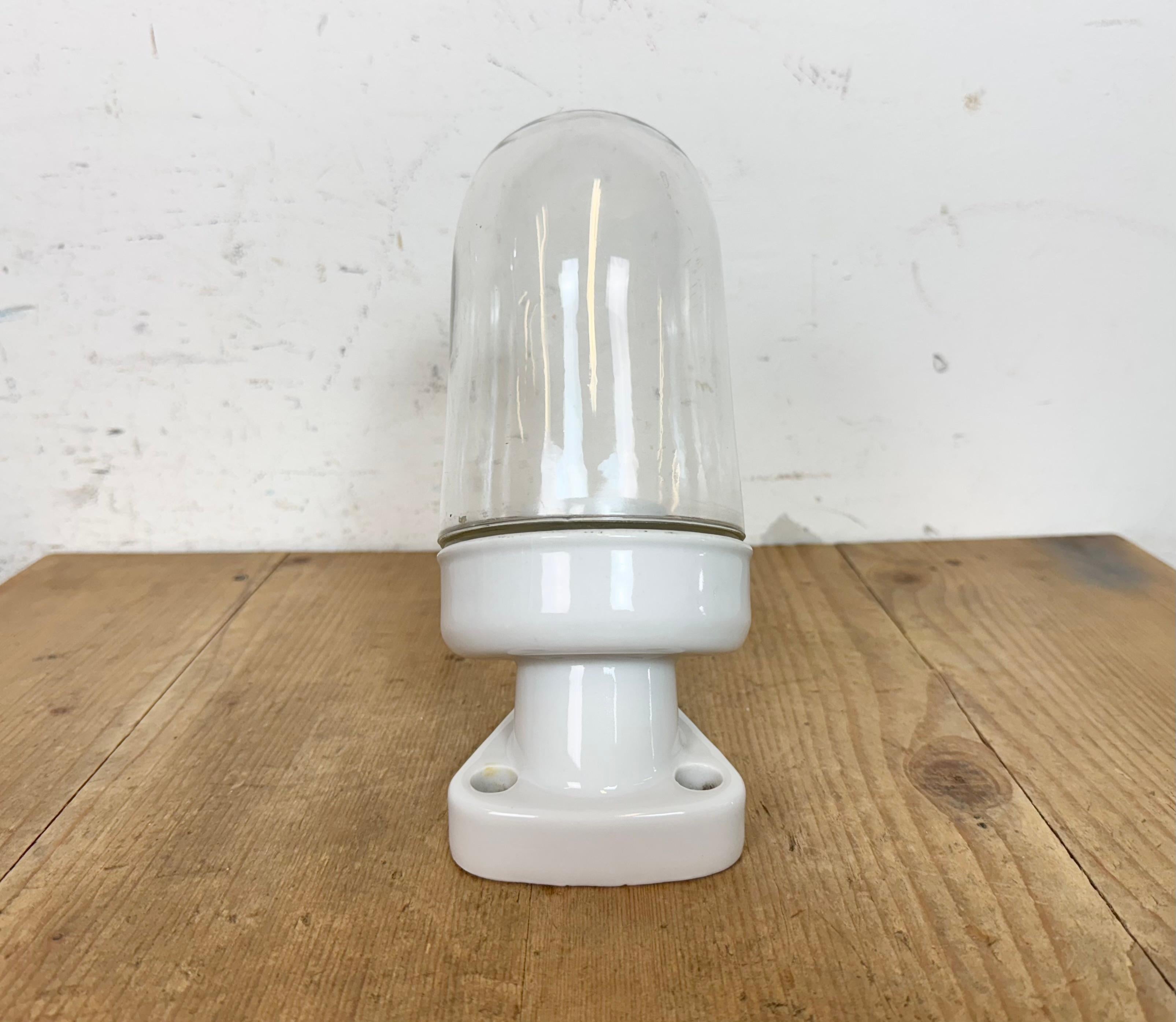 Aplique Vintage de Porcelana Blanca con Cristal Transparente, Años 60 Industrial en venta