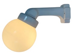 Vintage-Wandleuchte aus weißem Porzellan mit Milchglas, 1950er Jahre