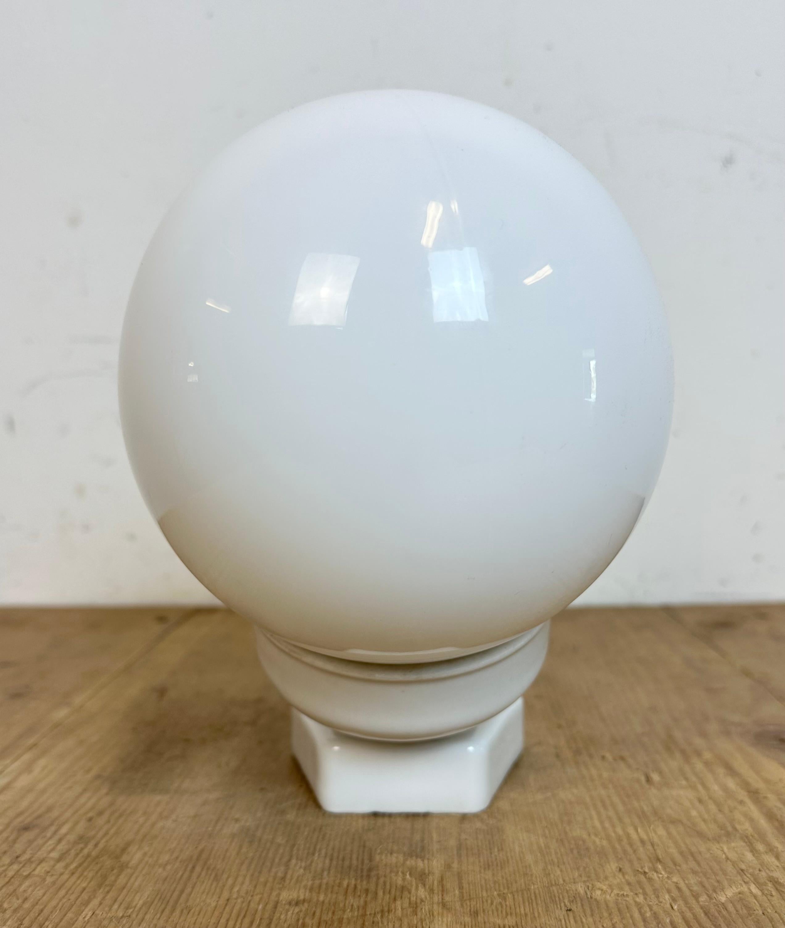Vintage White Porcelain Wall Light with Milk Glass, 1960s For Sale 2