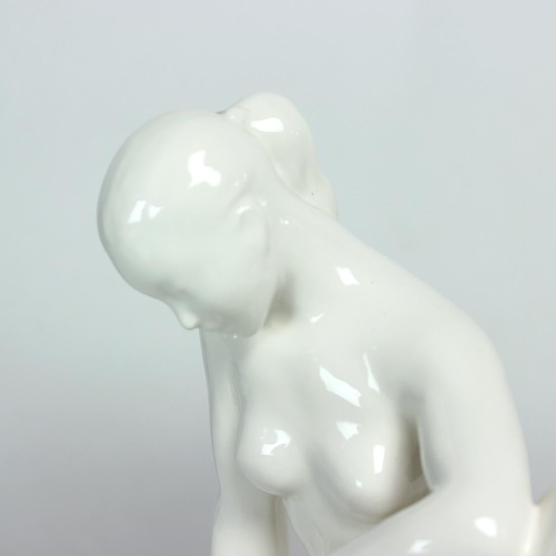 Vintage White Porcelaine Statue Of Reading Lady, Jihokera 1960s For Sale 3