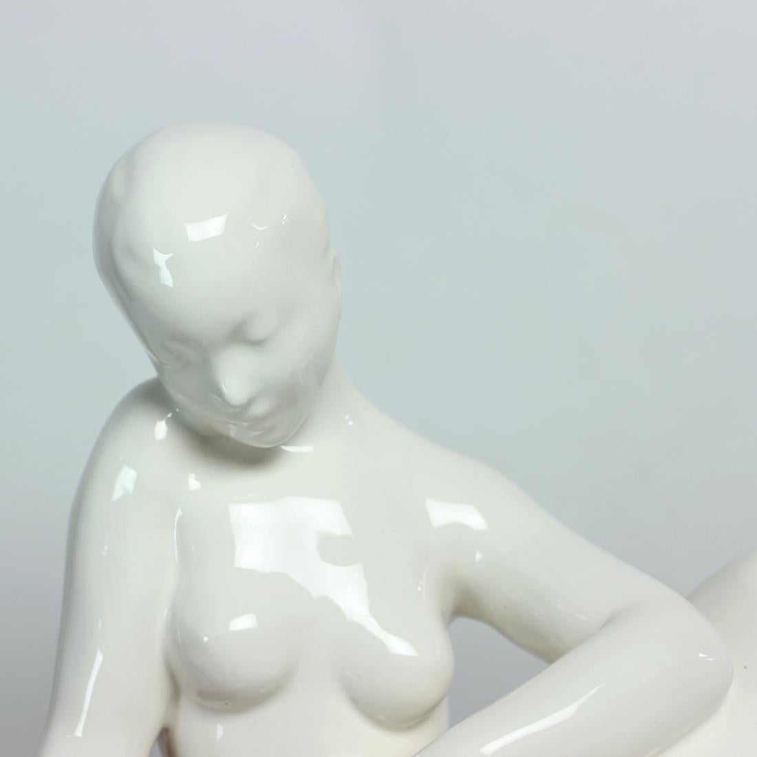 Vintage White Porcelaine Statue Of Reading Lady, Jihokera 1960s For Sale 4