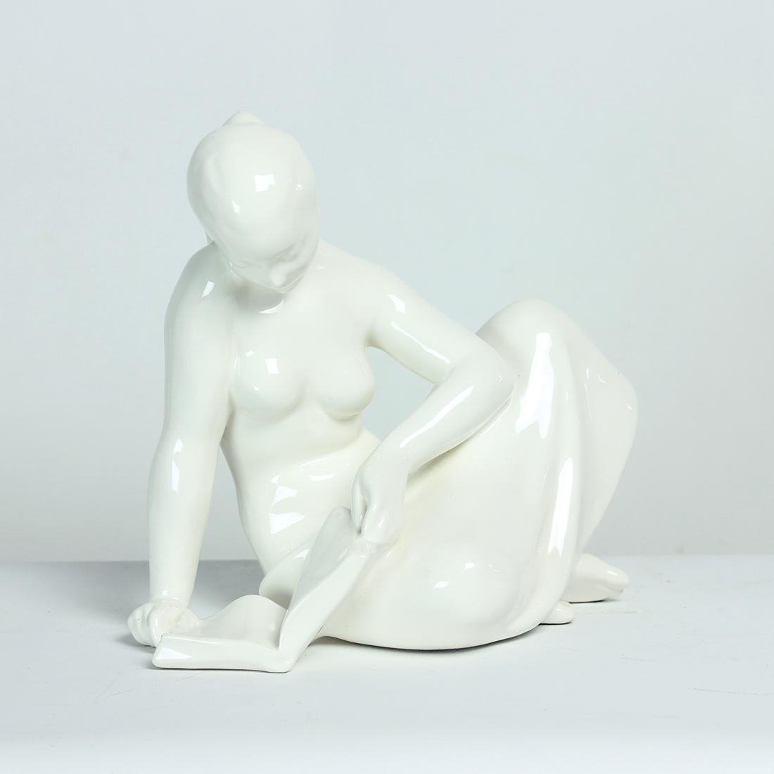 Bellissima statua vintage in porcellana prodotta dall'azienda Jihokera negli anni '60. Timbro originale parzialmente visibile sul fondo. La statua è in porcellana bianca smaltata. Mostra una donna che legge un libro. La statua ha un aspetto