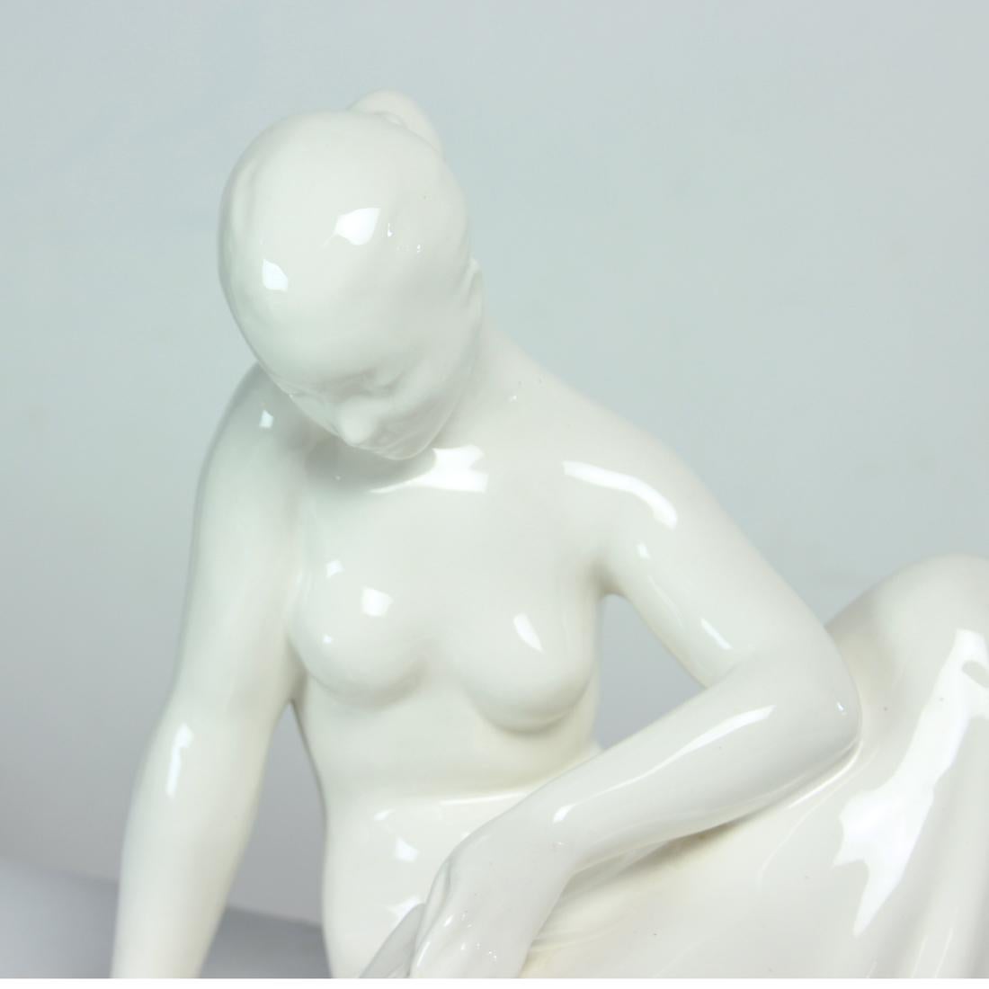 Mid-Century Modern Vintage White Porcelaine Statue Of Reading Lady, Jihokera 1960s For Sale