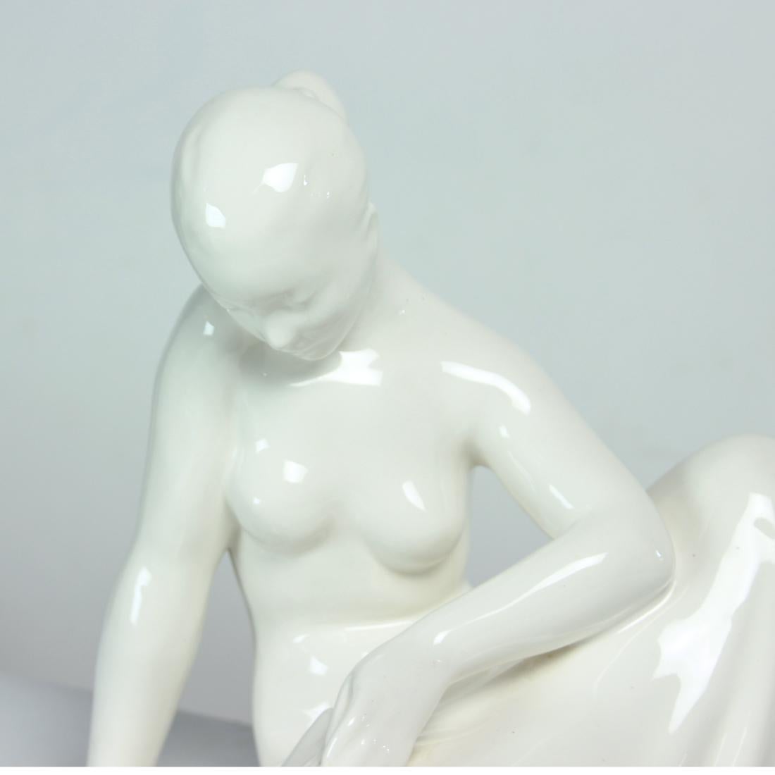 Mid-Century moderno Statua di donna che legge, vintage, in porcellana bianca, Jihokera 1960s in vendita