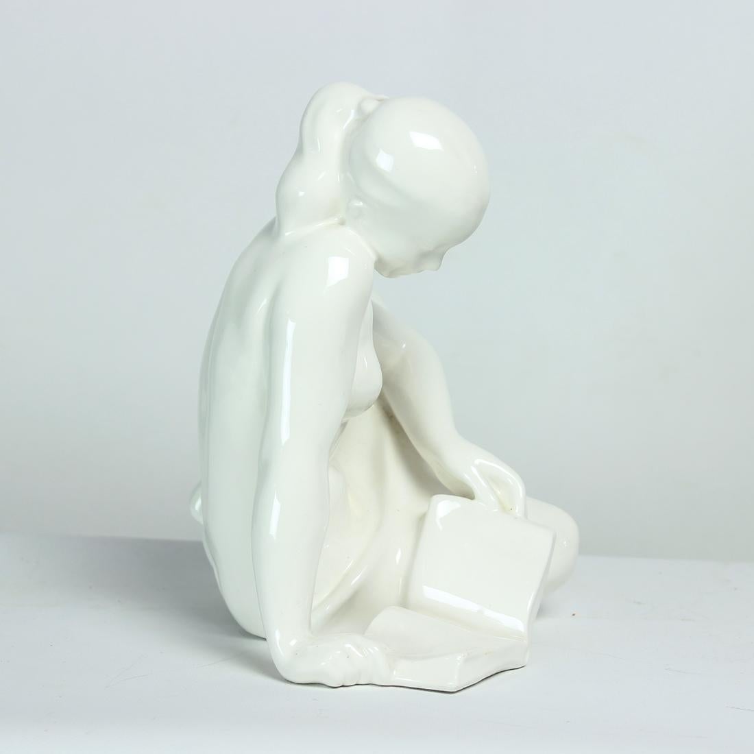 Tchèque Statue de dame de lecture vintage en porcelaine blanche, Jihokera, années 1960 en vente