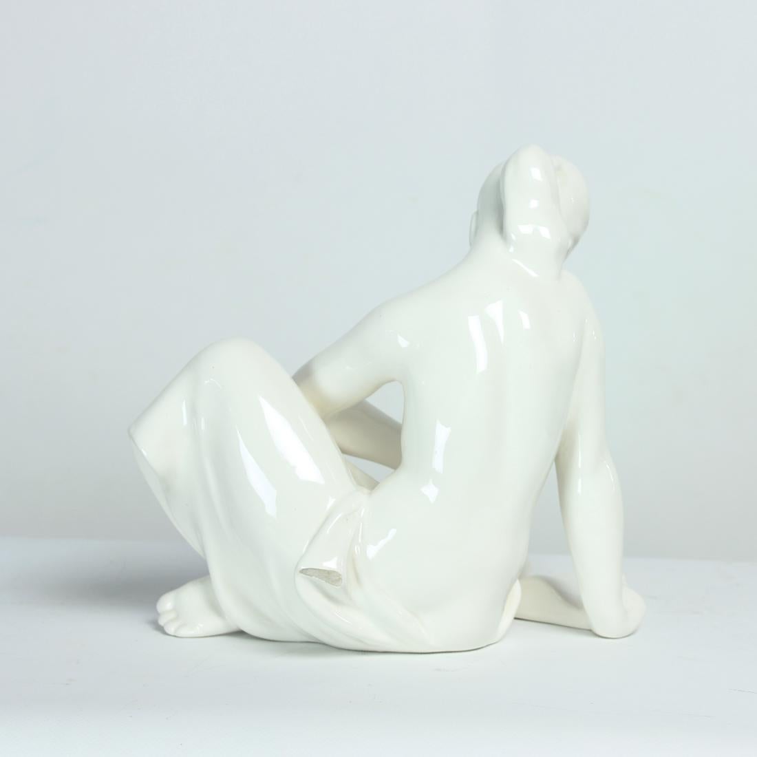 Vernissé Statue de dame de lecture vintage en porcelaine blanche, Jihokera, années 1960 en vente