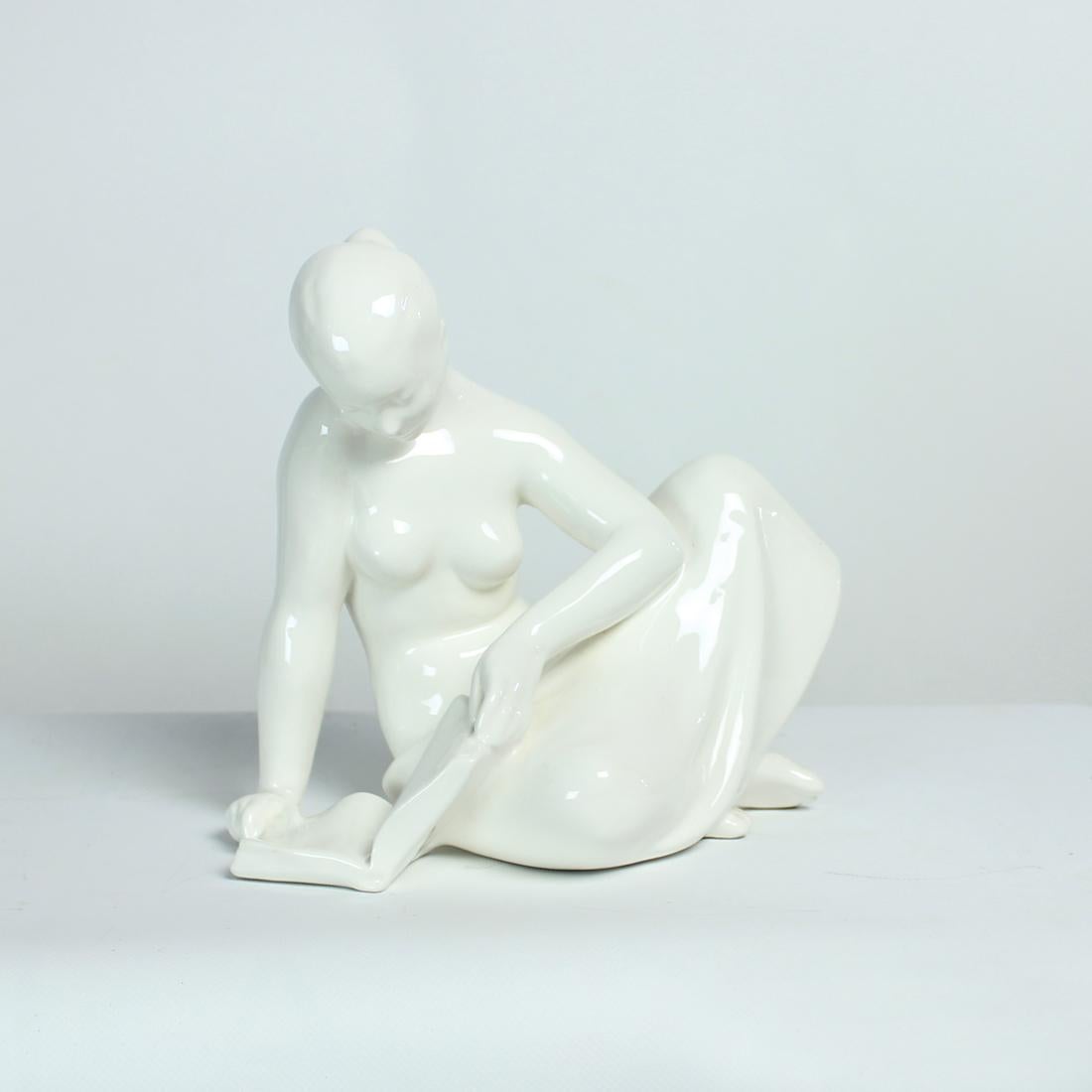 Vintage White Porcelaine Statue Of Reading Lady, Jihokera 1960s For Sale 1