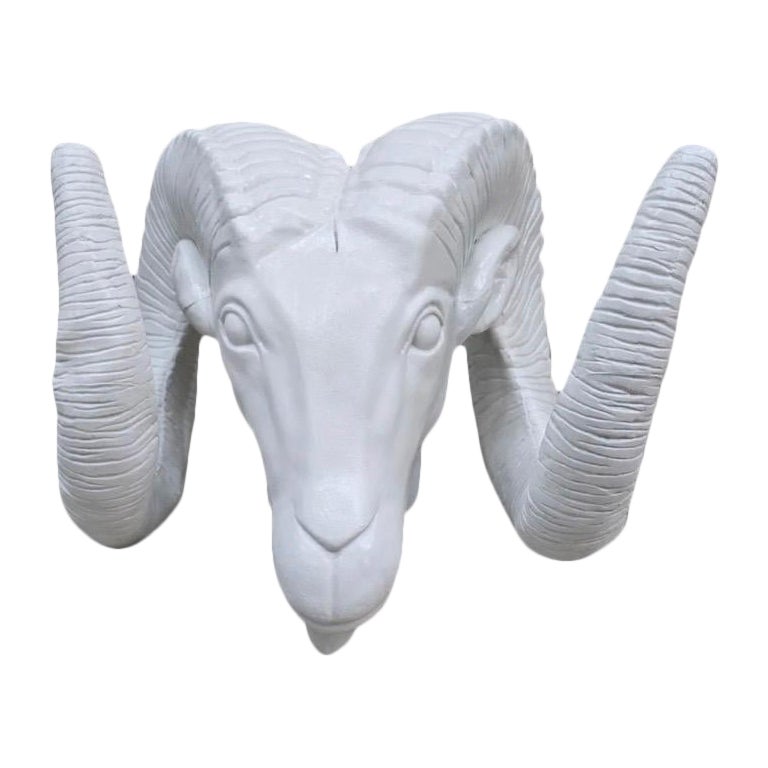 Statua di testa di ariete bianca vintage