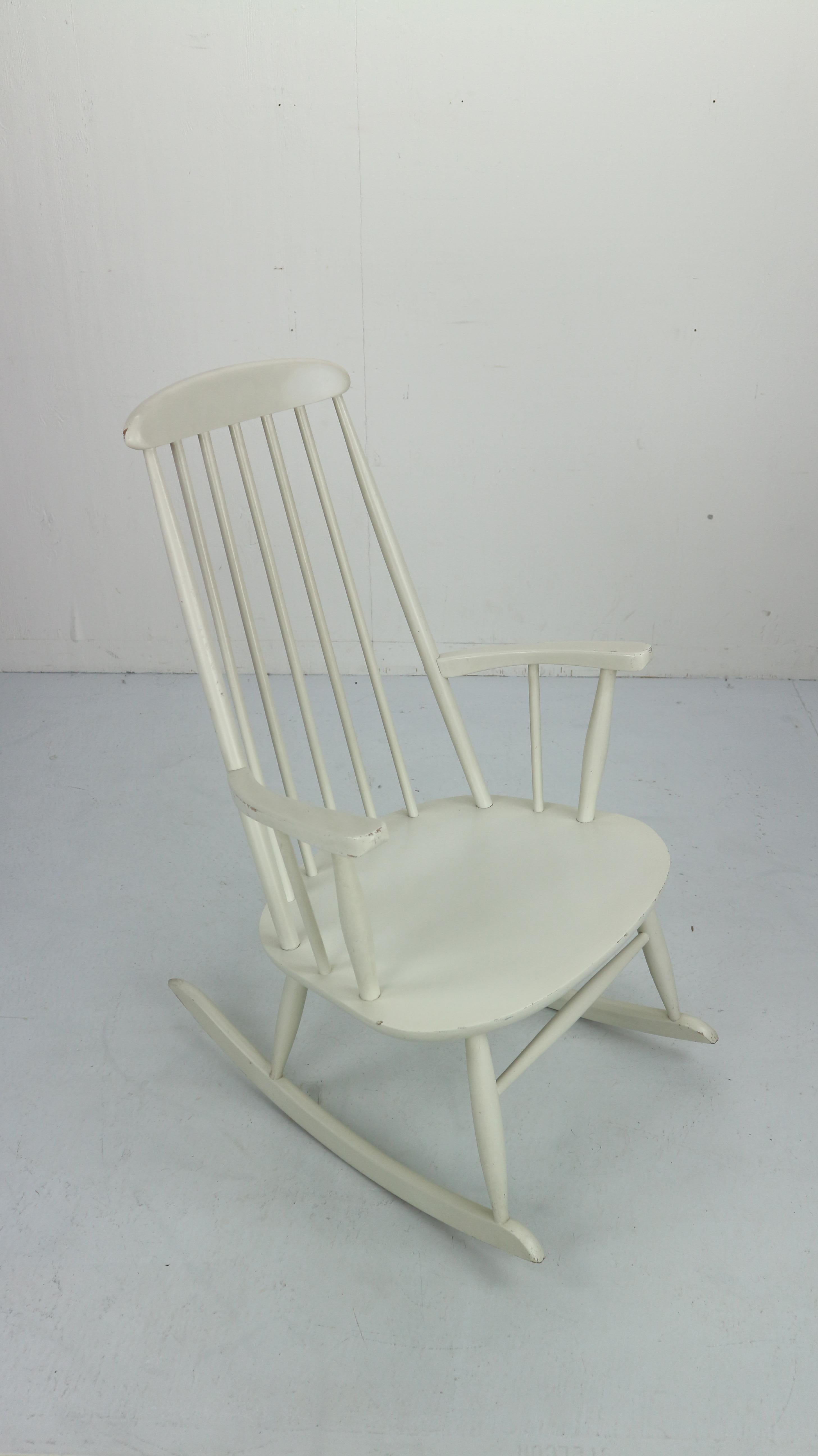 Vintage White Scandinavian Rocking Chair, 1960s In Good Condition In The Hague, NL