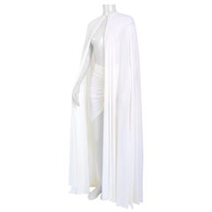 Robe-cape vintage en jersey de soie blanc avec jupe drapée assortie.