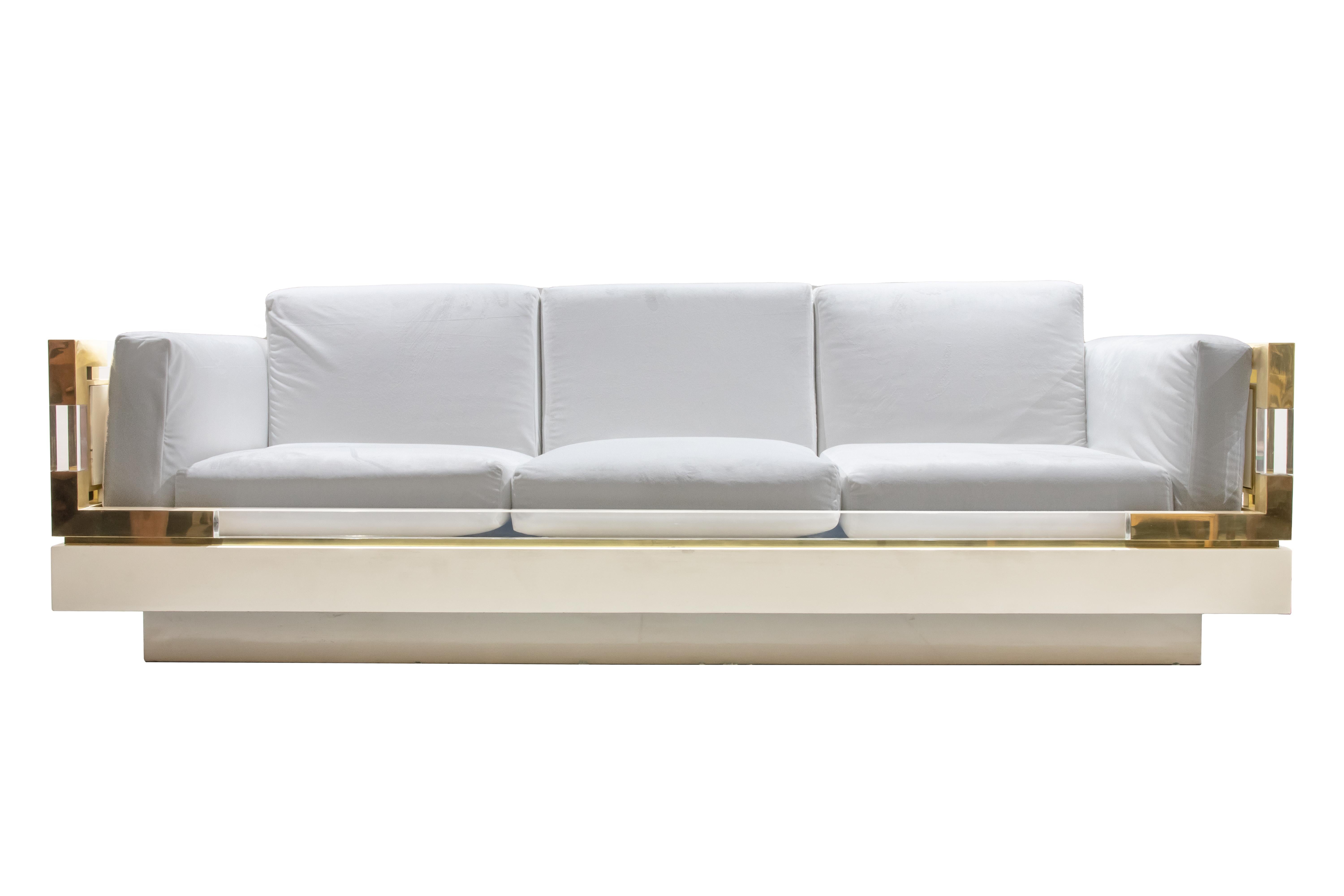Le canapé blanc Vintage est un meuble design original réalisé dans les années 1970 par Charles Hollis Jones.

Canapé trois places en stratifié, acrylique, tapisserie d'ameublement, laiton. Rembourré en velours blanc. 
Très bon état.

Charles Hollis