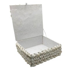 Boîte à bibelots vintage blanche carrée incrustée de coquillages - Coastal Nautical Décor