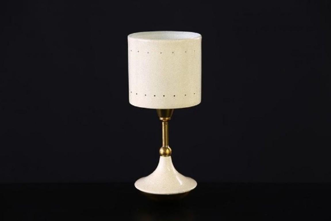 This white table lamp is an elegant design lamp manufactured in Italy in the 1950s.

Dimensions: cm 9 x 23 x 9.

In very good conditions.