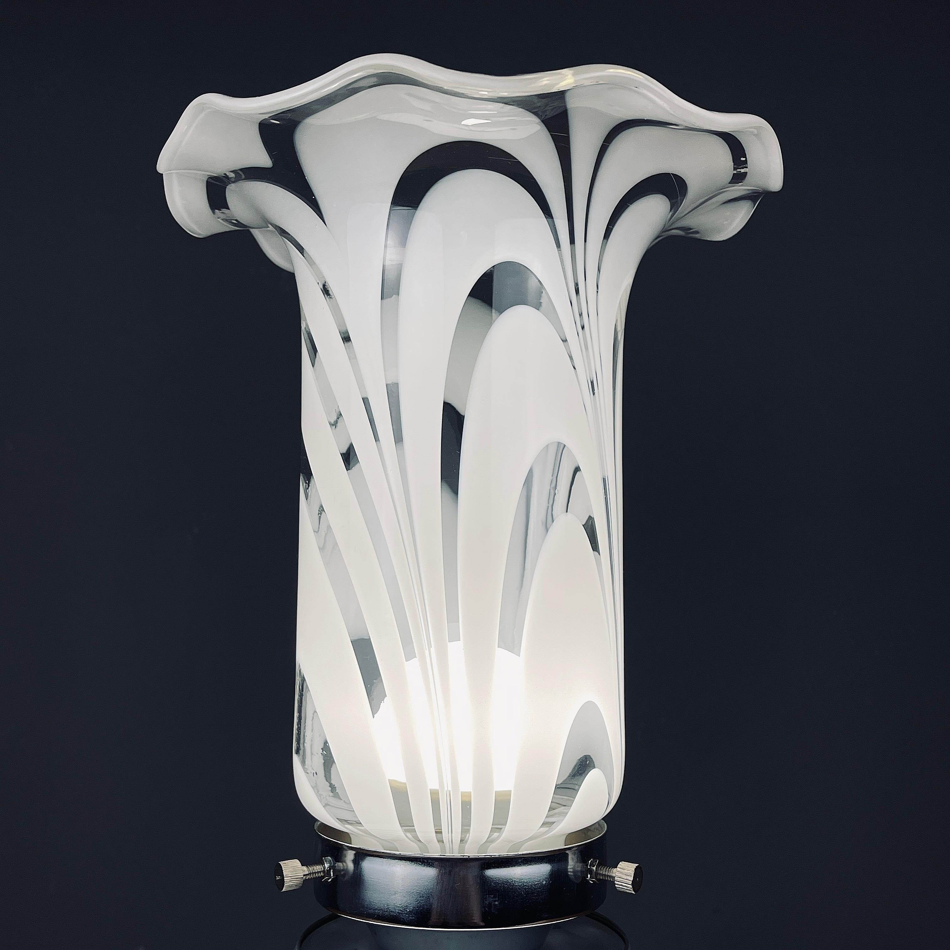 Mid-Century Modern Lampe de table blanche vintage, Italie, années 1980  en vente