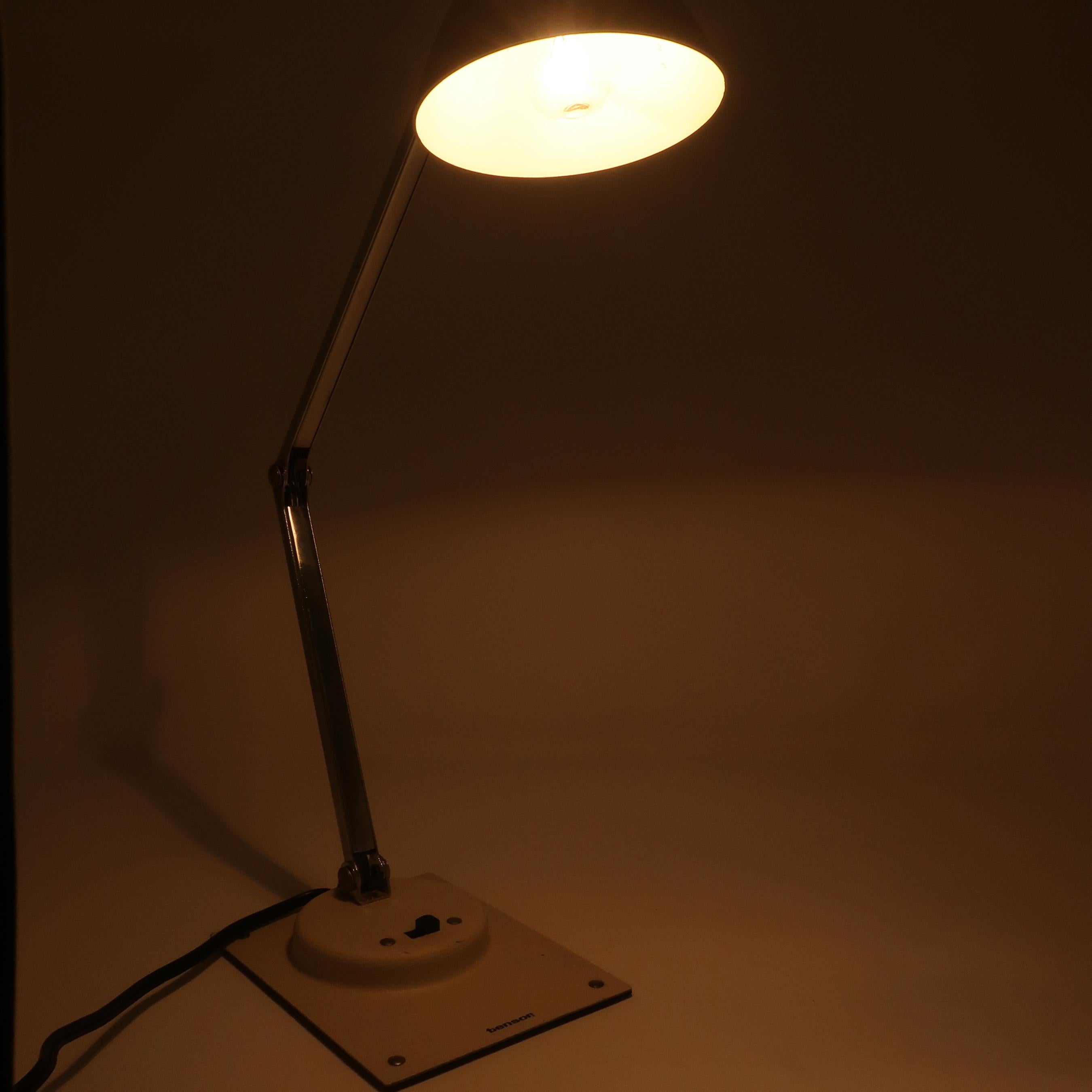 Vintage White Tensor Folding Desk Lamp In Good Condition In Brooklyn, NY