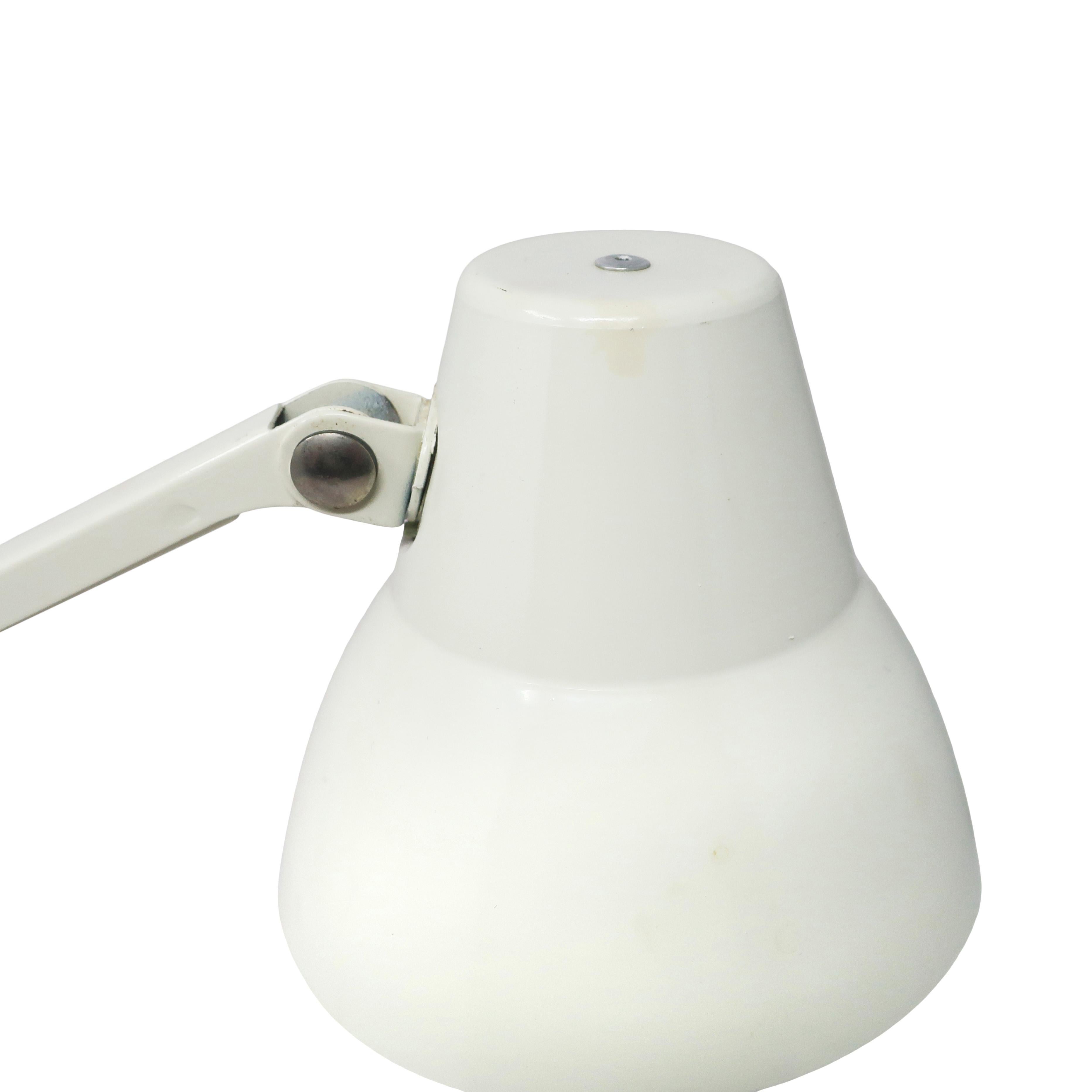 Vintage White Tensor Folding Desk Lamp In Good Condition In Brooklyn, NY