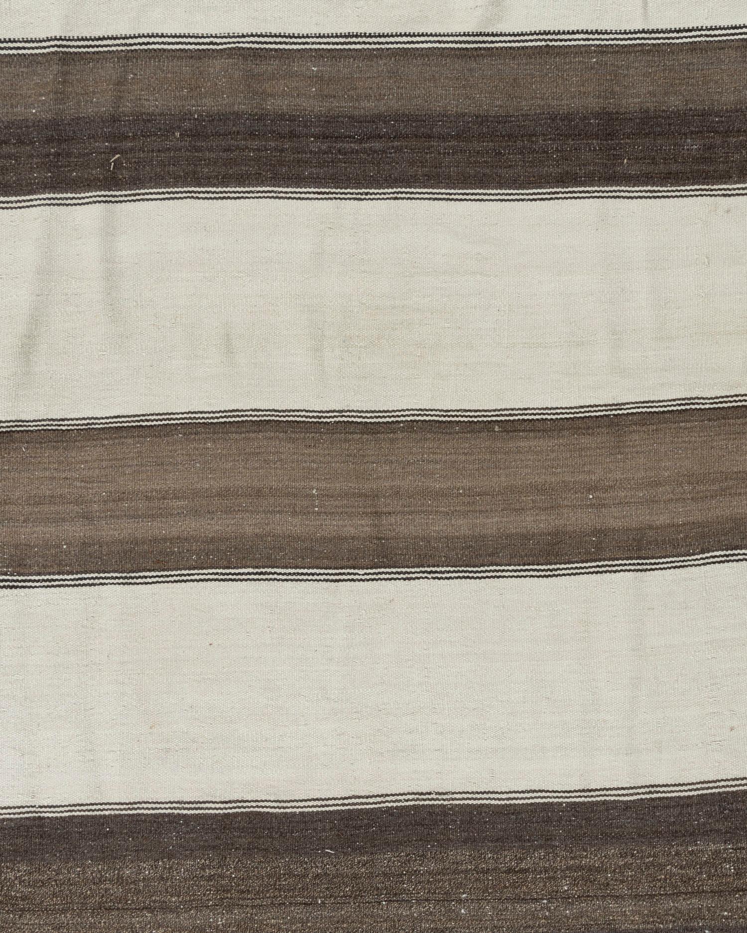 Vintage White Turkish Kilim Area Rug 9'8 x 15'5 In Good Condition For Sale In New York, NY