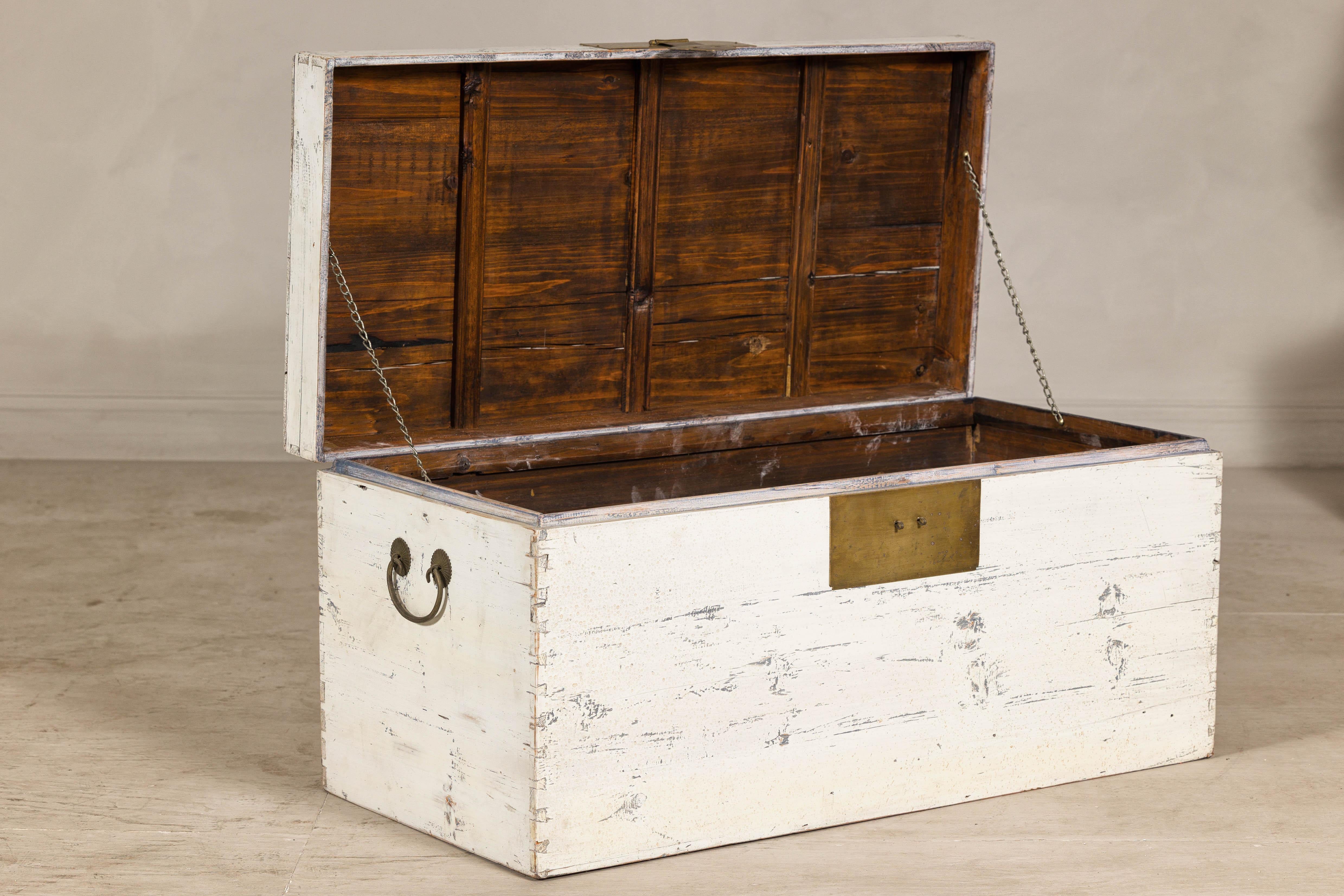Coffre à couvertures blanc vieilli avec quincaillerie en laiton, pièce de rangement Bon état - En vente à Yonkers, NY