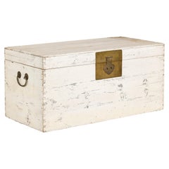Coffre à couvertures blanc vieilli avec quincaillerie en laiton, pièce de rangement