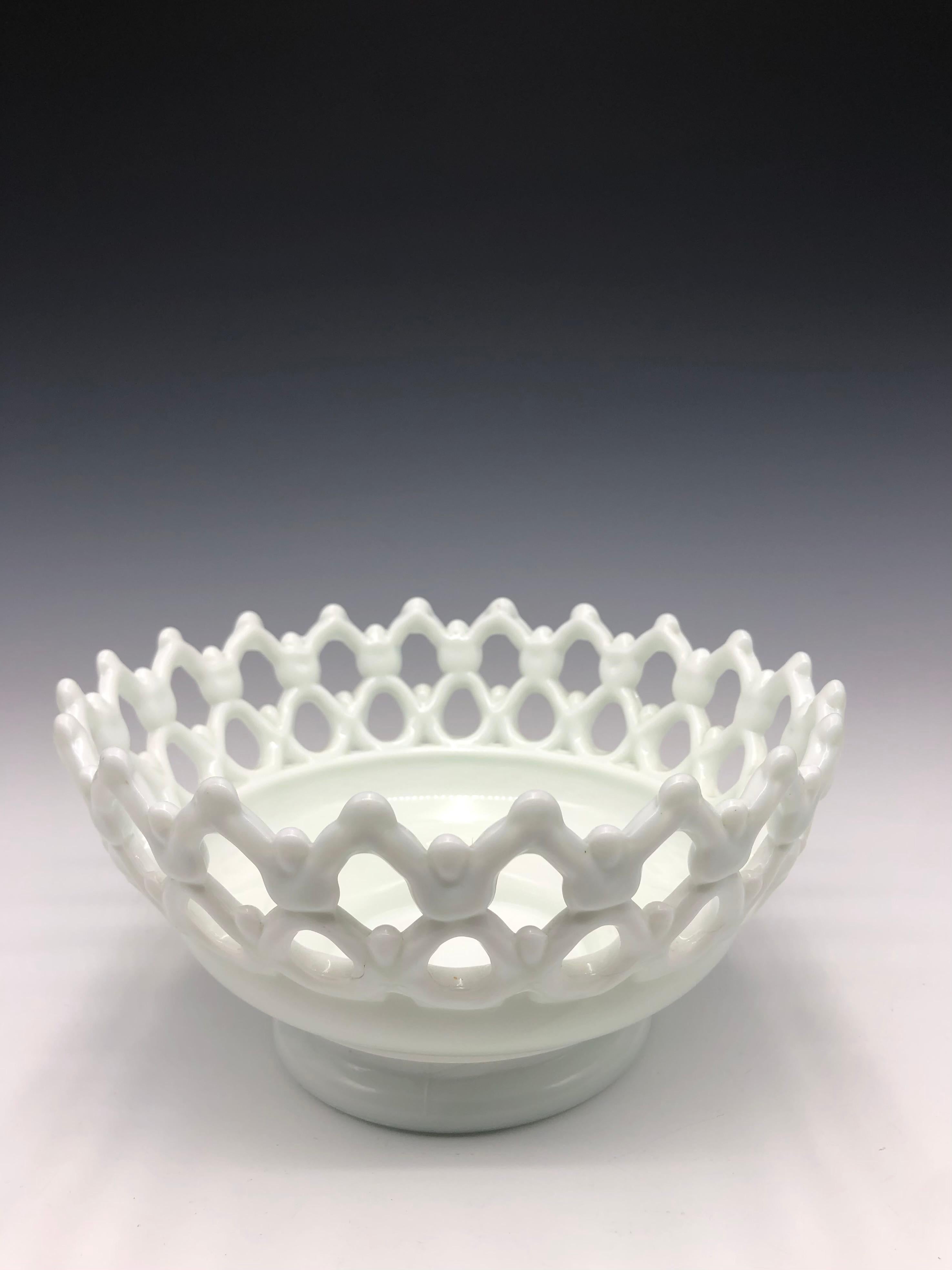 Weiße Westmoreland- Milchglas-Figurenschale aus weißem Westmoreland (Moderne der Mitte des Jahrhunderts) im Angebot