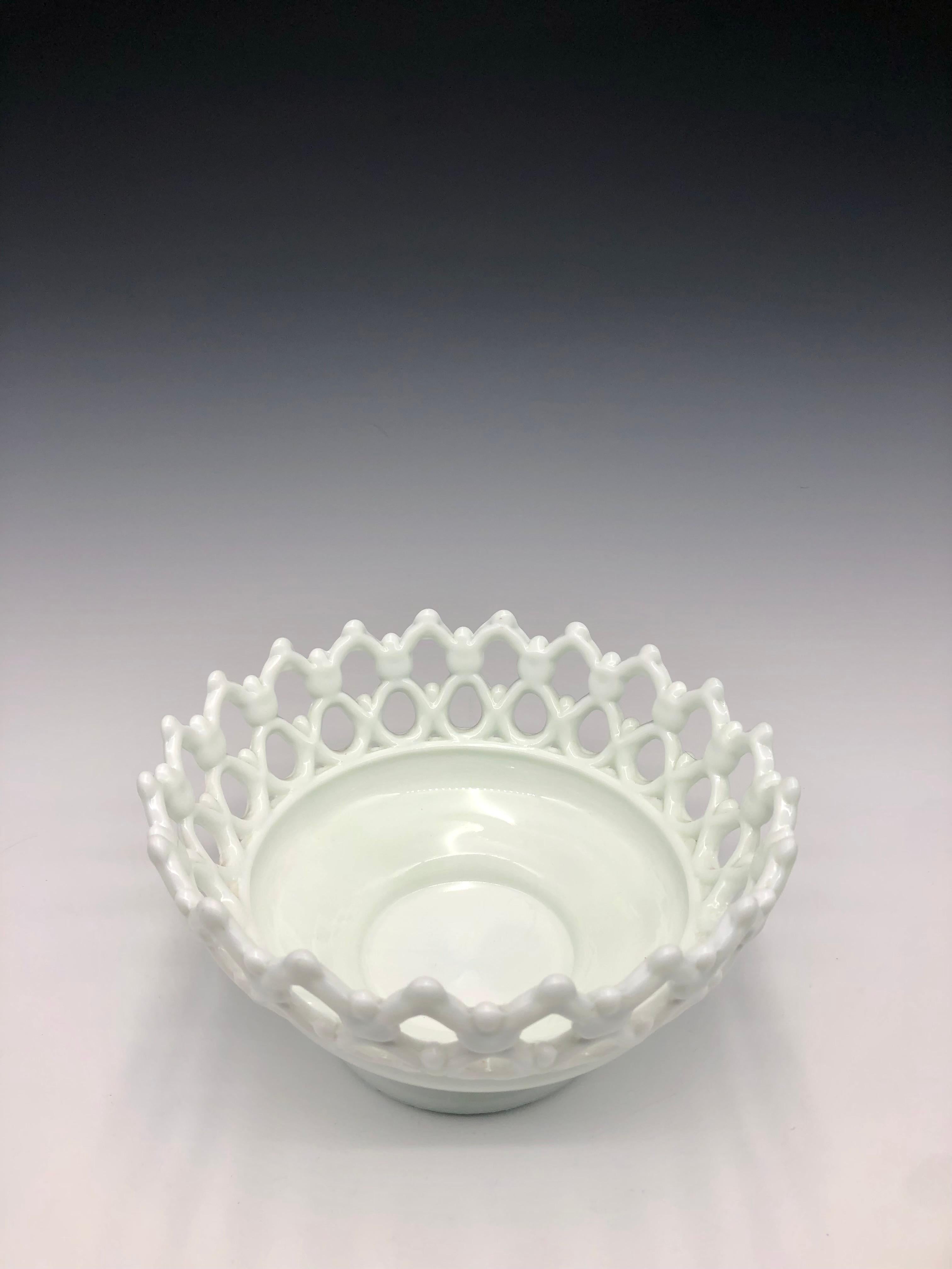 Weiße Westmoreland- Milchglas-Figurenschale aus weißem Westmoreland (amerikanisch) im Angebot