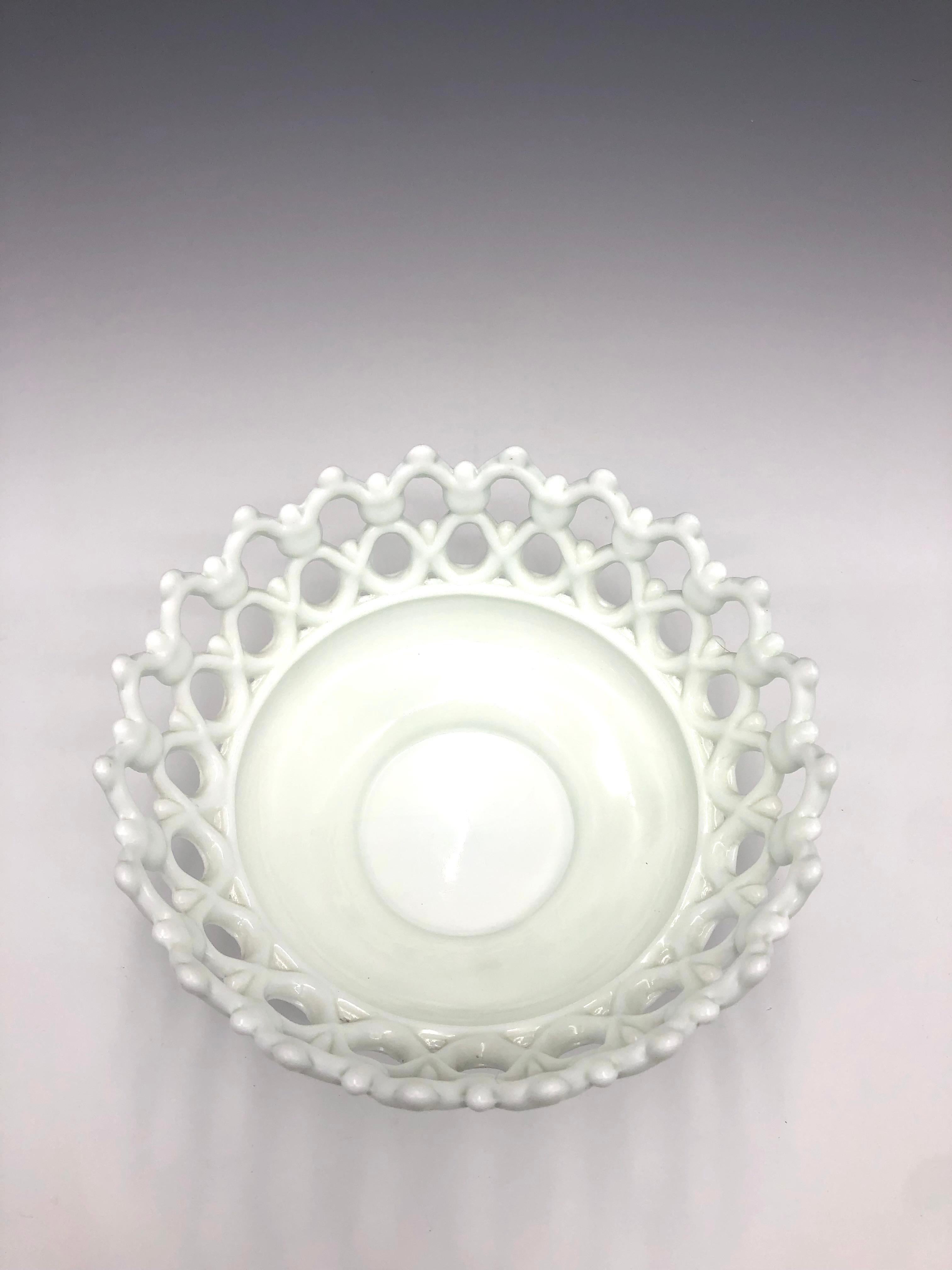 Weiße Westmoreland- Milchglas-Figurenschale aus weißem Westmoreland im Zustand „Hervorragend“ im Angebot in East Quogue, NY