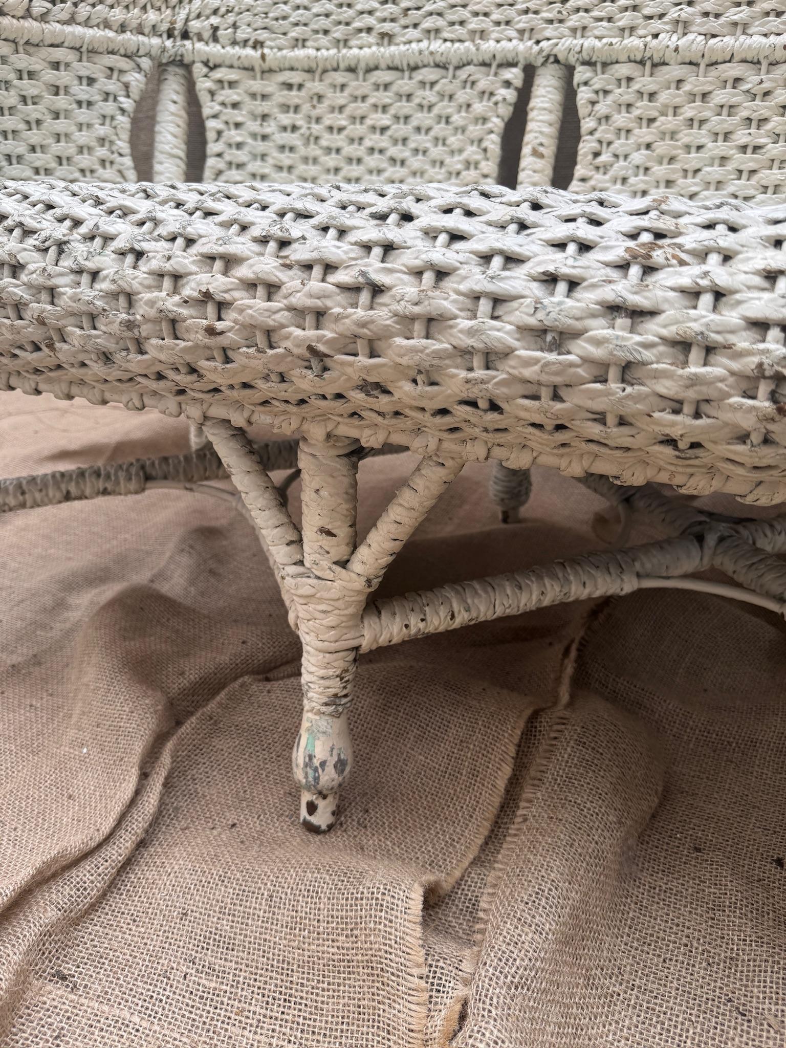 Set di poltrona e divano in vimini bianco vintage in vendita 2