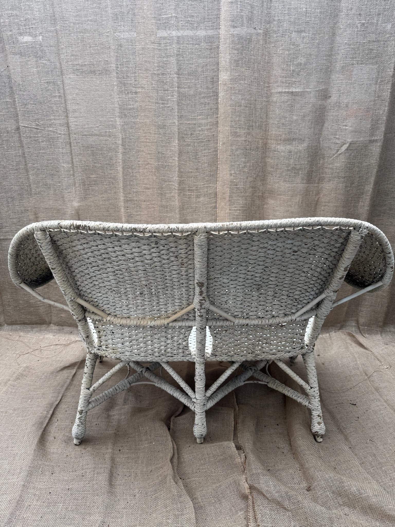 Set di poltrona e divano in vimini bianco vintage in vendita 3