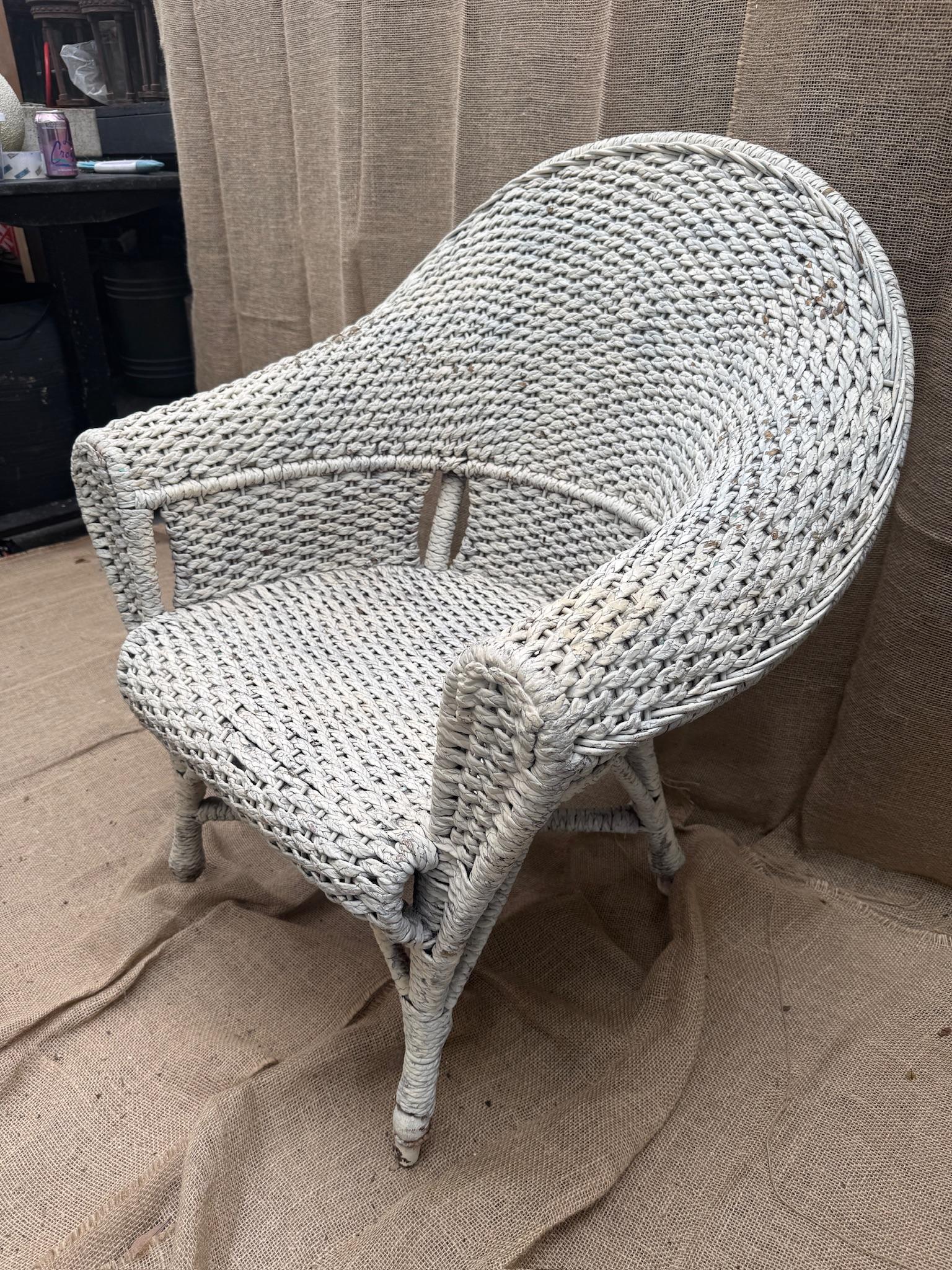 Tessuto a mano Set di poltrona e divano in vimini bianco vintage in vendita