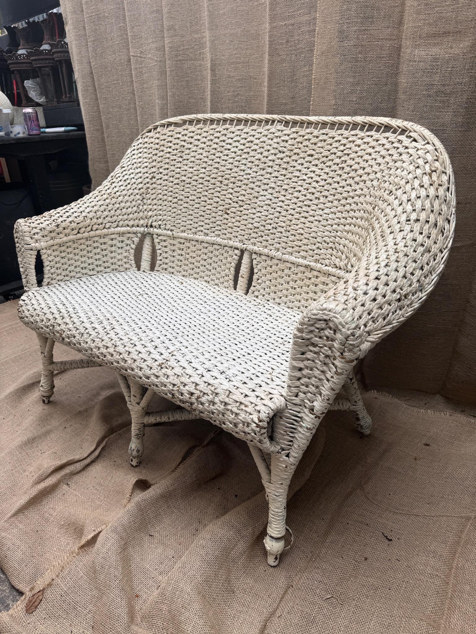 Set di poltrona e divano in vimini bianco vintage in vendita 1