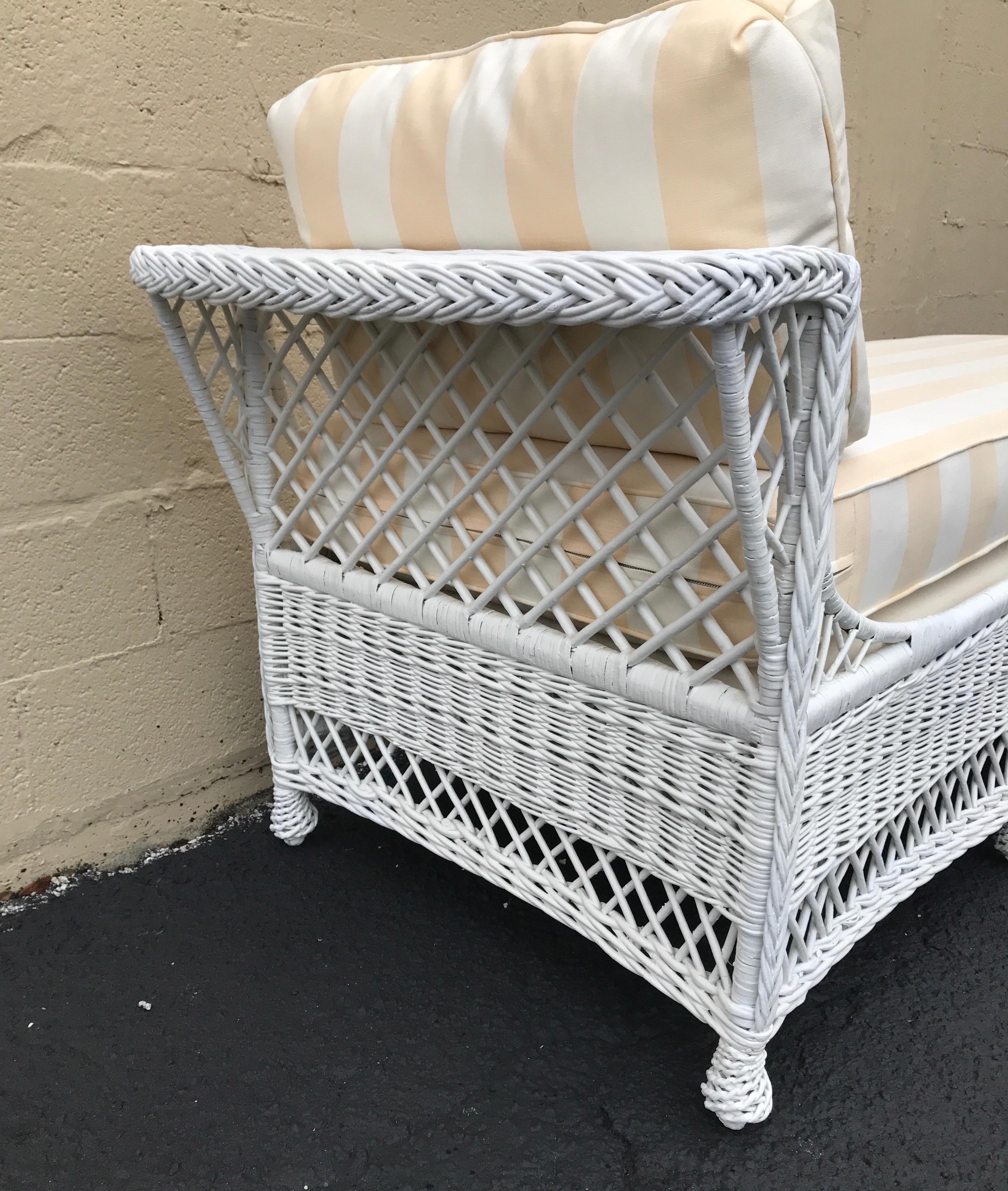 Vintage White Wicker Chaise Lounge In Good Condition In West Palm Beach, FL
