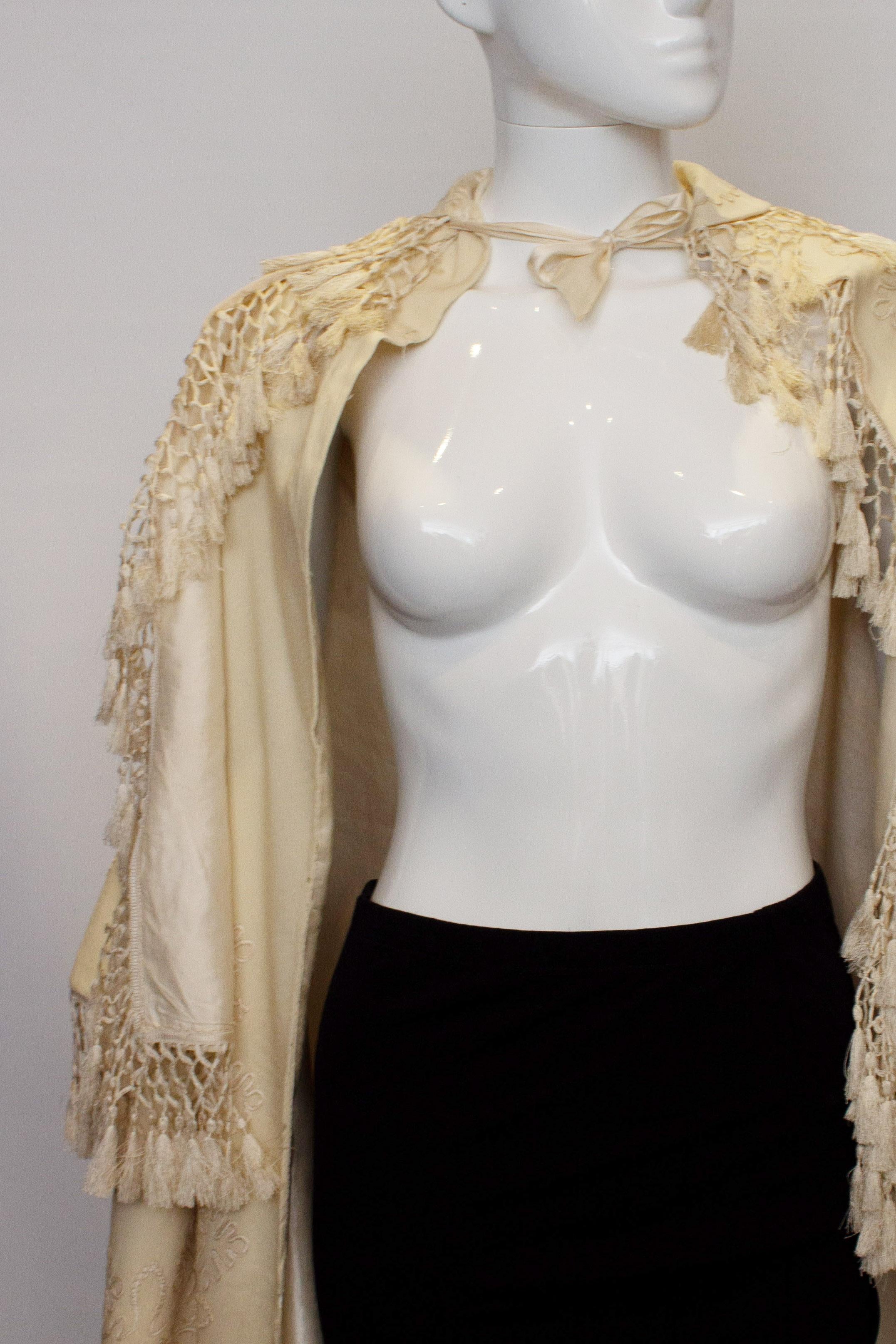 Vintage White Wool Cape with Embroidery and Fringing In Good Condition For Sale In London, GB