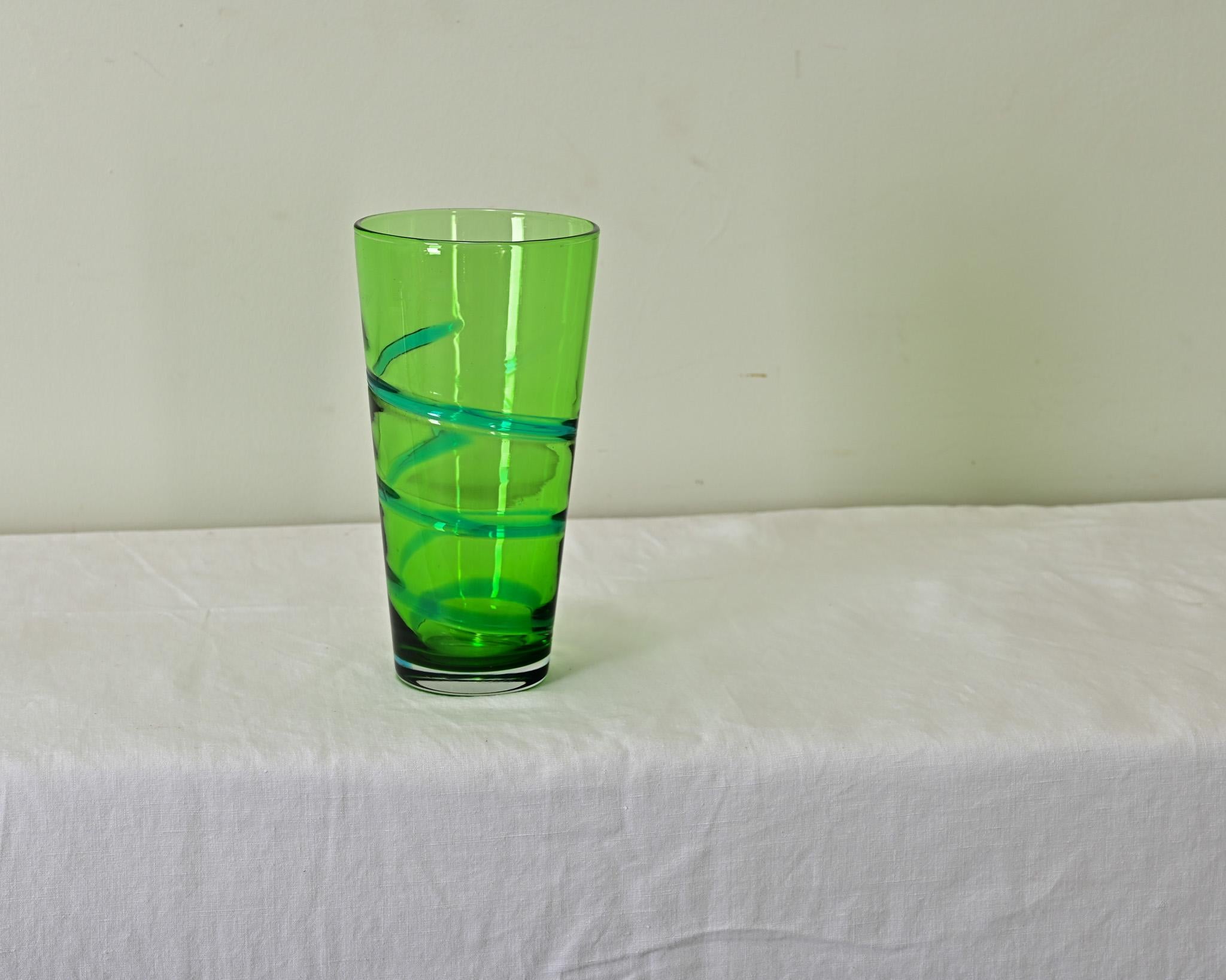 Splendido vaso conico in vetro verde smeraldo con nastro blu applicato, disegnato da Barnaby Powell per Whitefriars England, circa 1935. È facile rimanere ipnotizzati da questo vaso che è una bellissima opera d'arte in vetro e che completerà