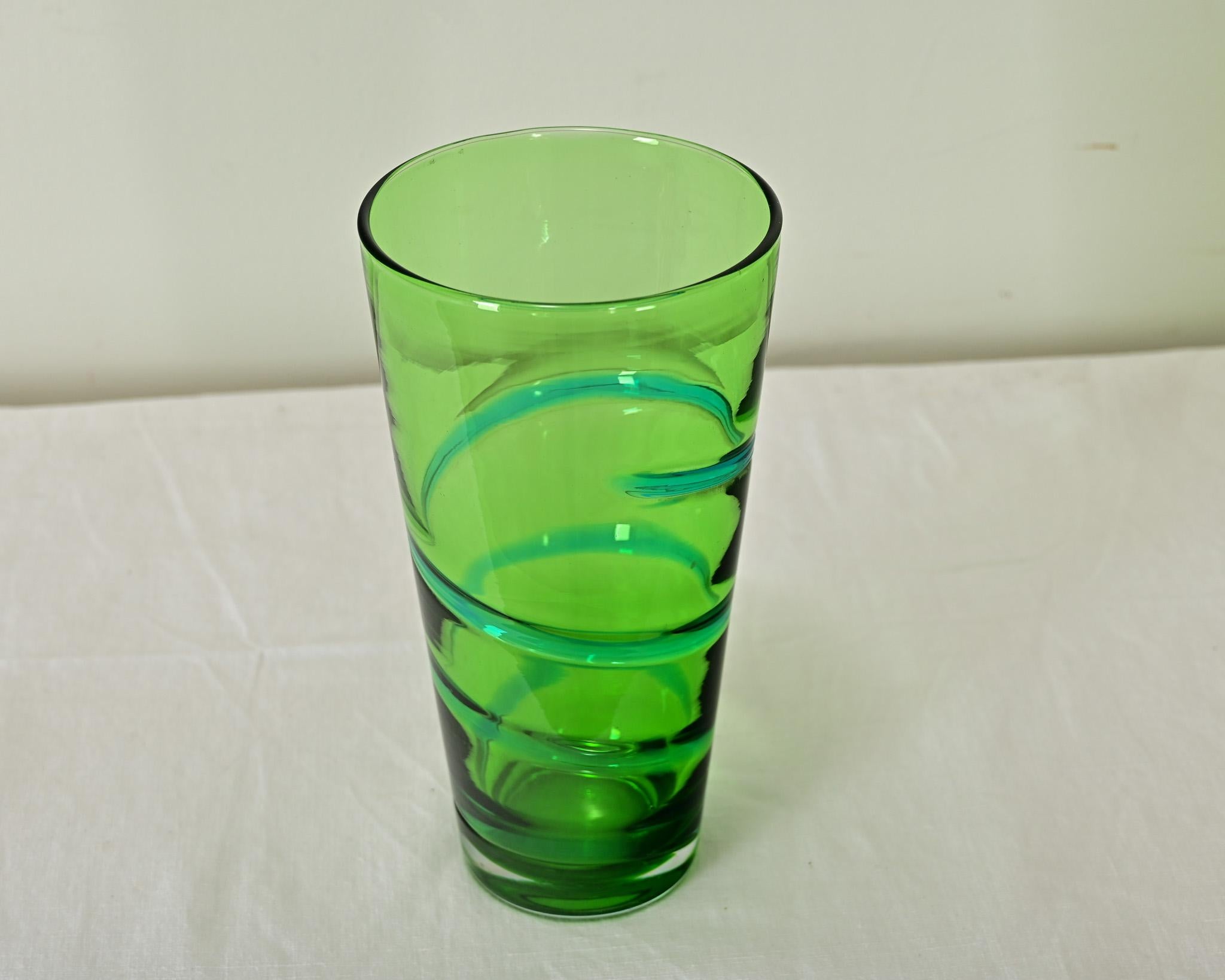 Inglese Vaso di vetro verde Whitefriars Glass d'epoca in vendita