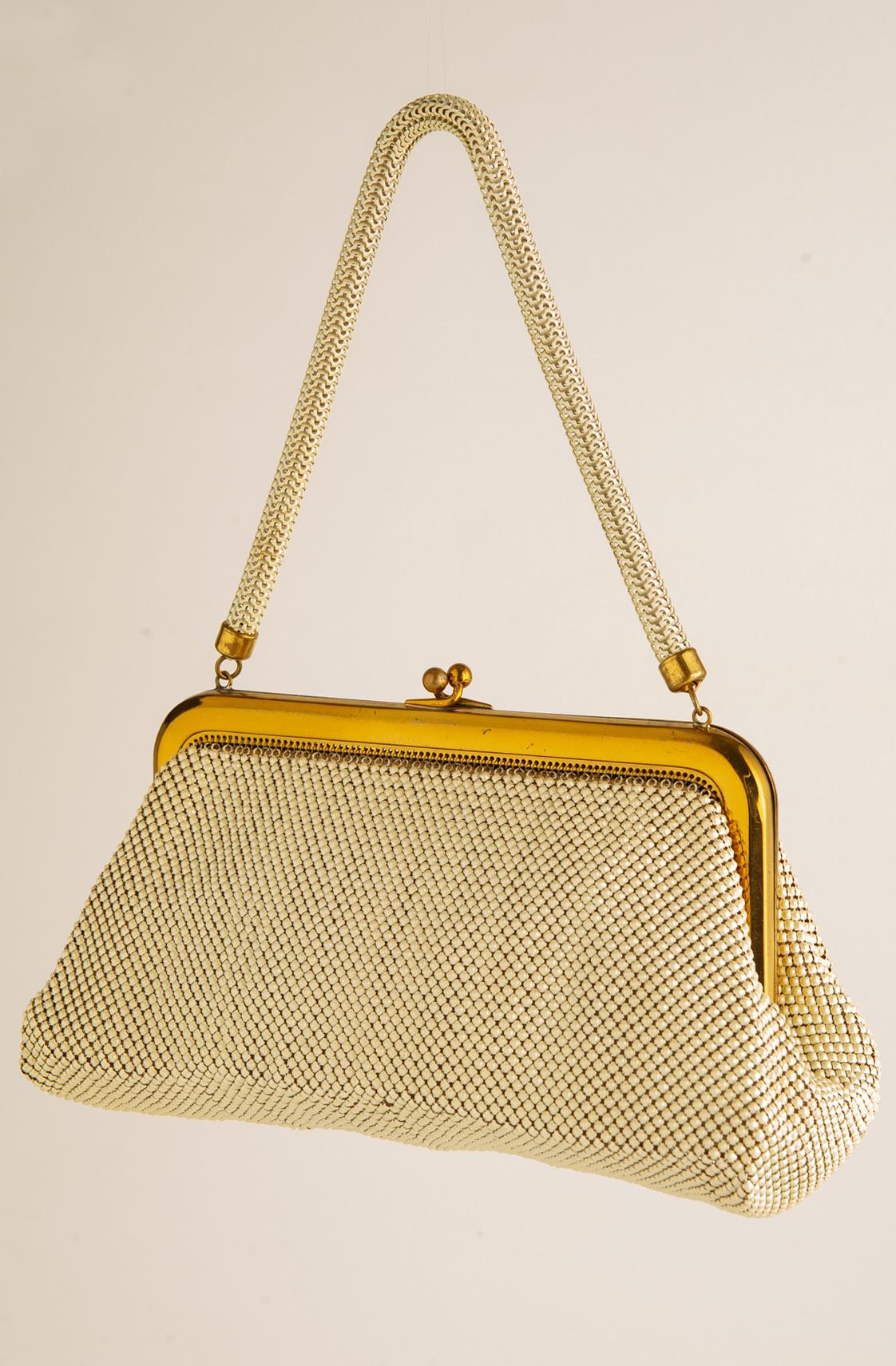 A perfect elegant vintage American evening bag! All beaded by Whiting & Davis Co. - For You, now. With classic style and color, this vintage artwork is the perfect bag for a casual day event or an evening soirée: with any color outfit.
A classic