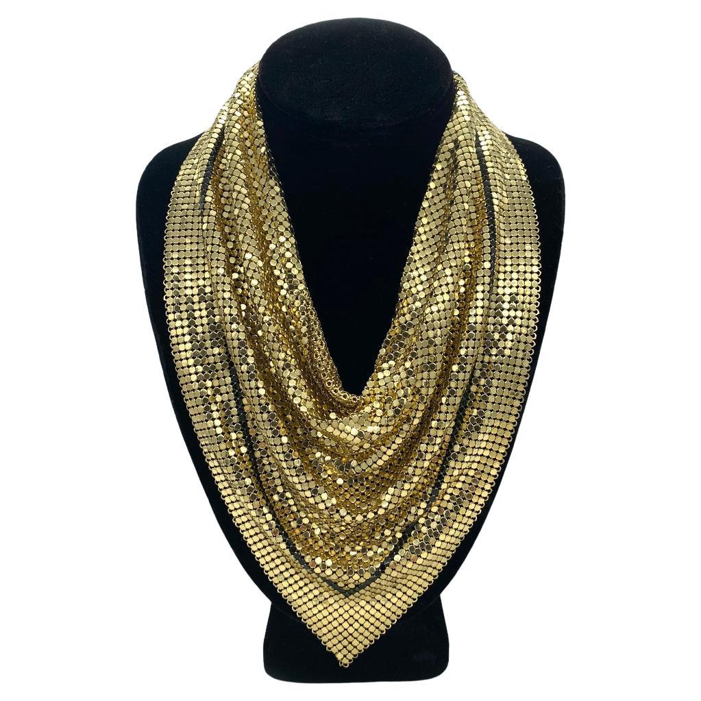 Questa è una collana di sciarpe in maglia Whiting & Davis firmata. Si tratta di una collana con foulard a triangolo in maglia dorata con finiture nere, di dimensioni 18 x 9 x 9 pollici, in stile 