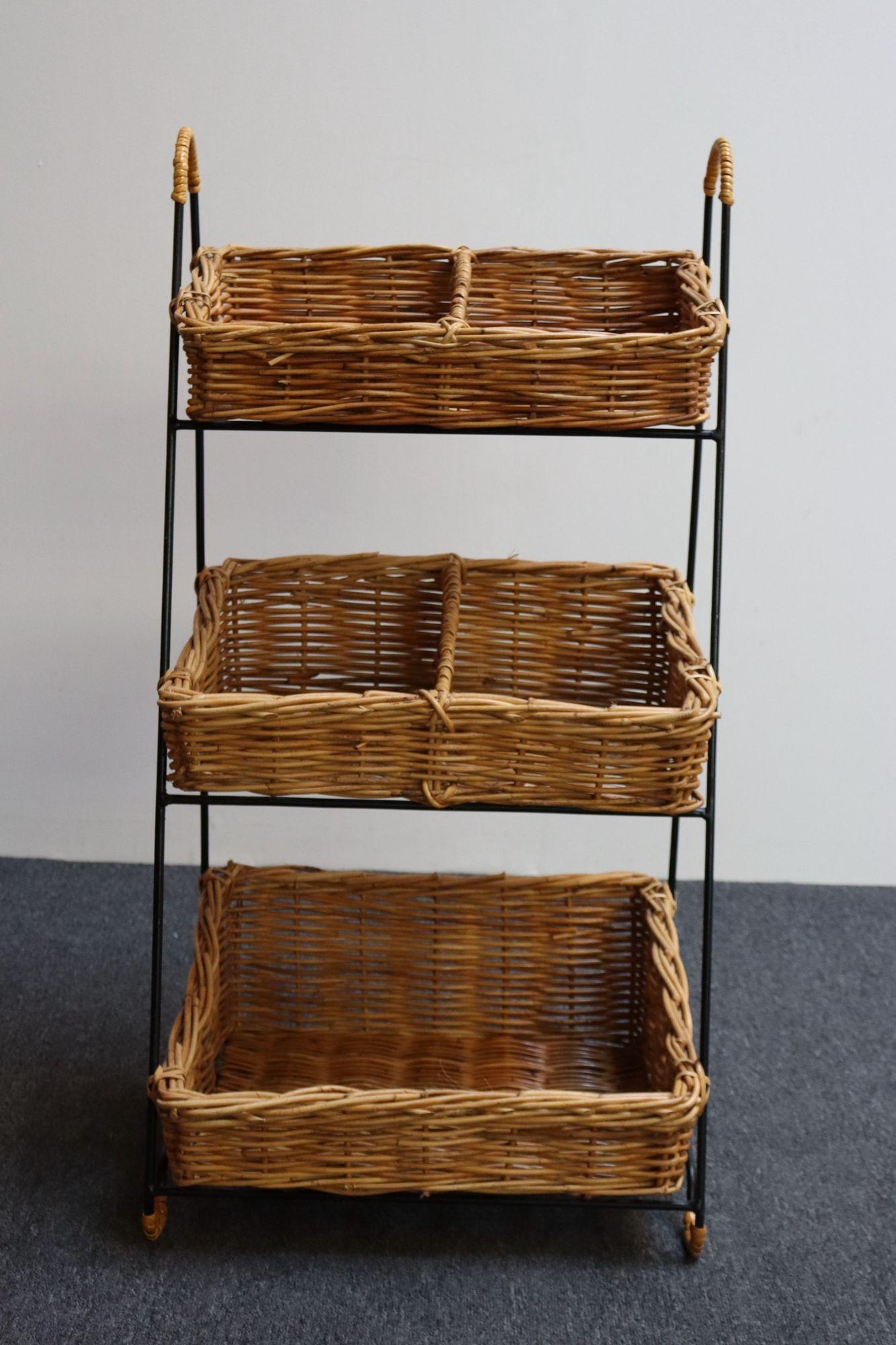 Portaoggetti americano d'epoca composto da tre cestini rettangolari graduati di tre dimensioni montati su un supporto in ferro battuto.
Esempio della fine degli anni '70/inizio anni '80, il cui design originale è stato leggermente modificato e