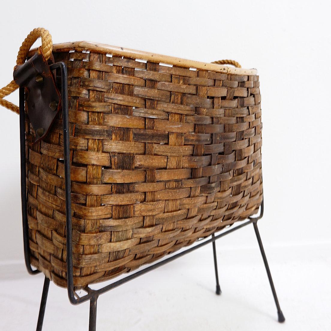 Vintage wicker and metal Magazine Holder - 1960s In Good Condition In Linkebeek, BE