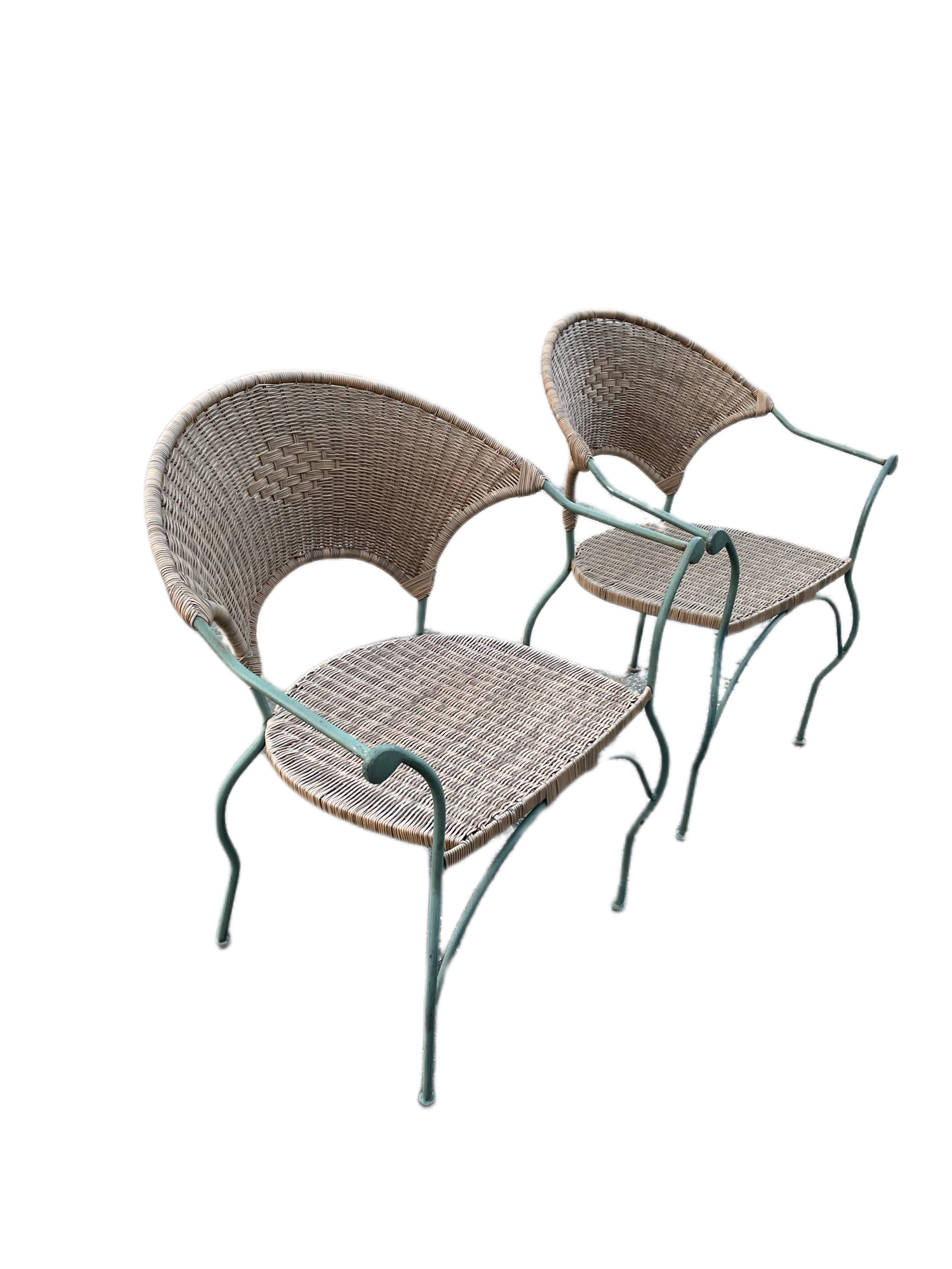 Verfügbar jetzt für Ihren Genuss und bereit zu versenden ist ein Paar Vintage Wrought Iron Patio Lounge Chair mit Wicker Sitzen und Rückenlehnen.

Dieses schöne schmiedeeiserne Set aus 6 Stühlen ist die perfekte Ergänzung für jeden Garten, jede