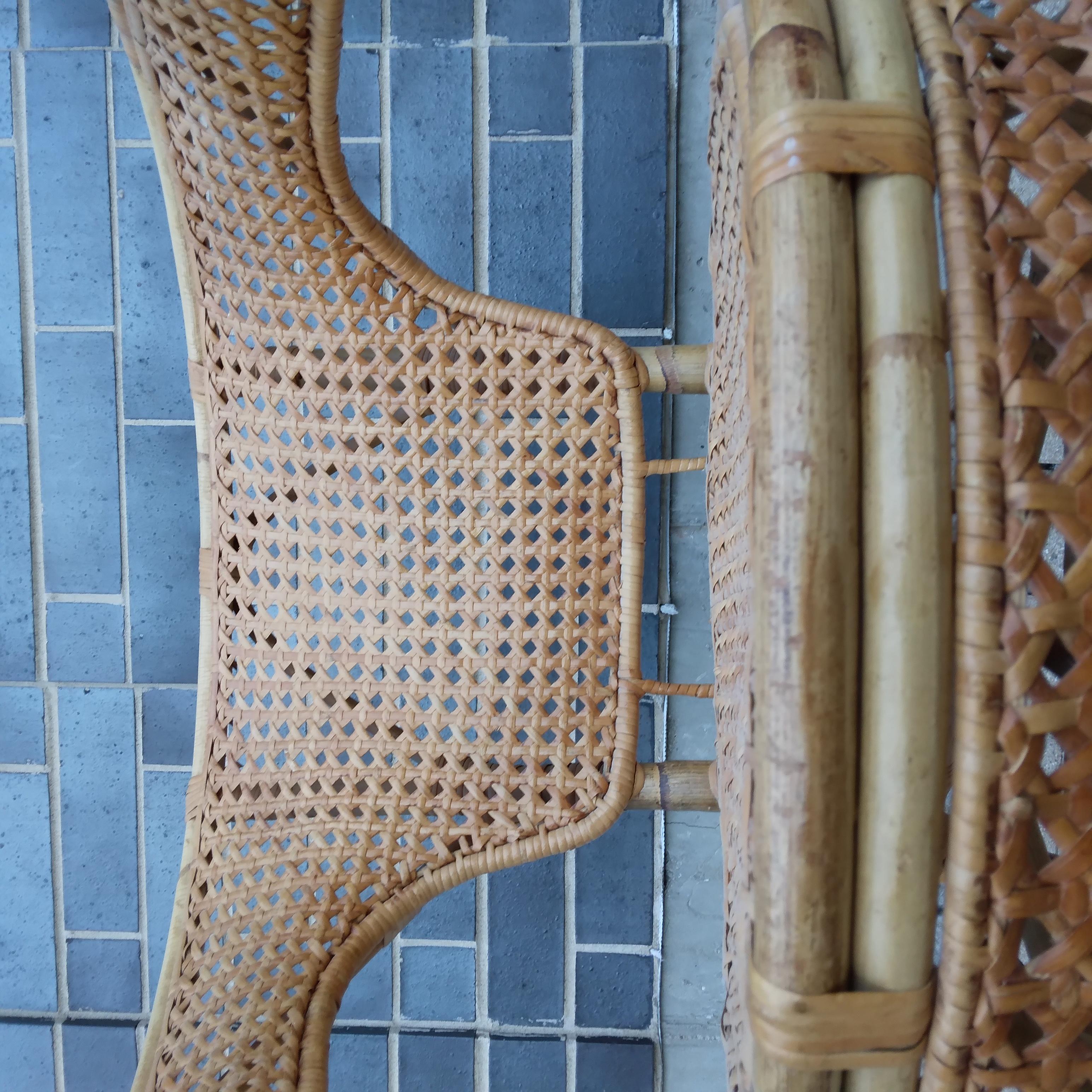 Des motifs tissés de sable brûlé par le soleil serpentent sur ce fauteuil en osier vintage. Nous aimons ses petites courbes et son tissage serré en forme de diamant. Dites-nous si vous voulez vous approprier cette beauté bohème !
 