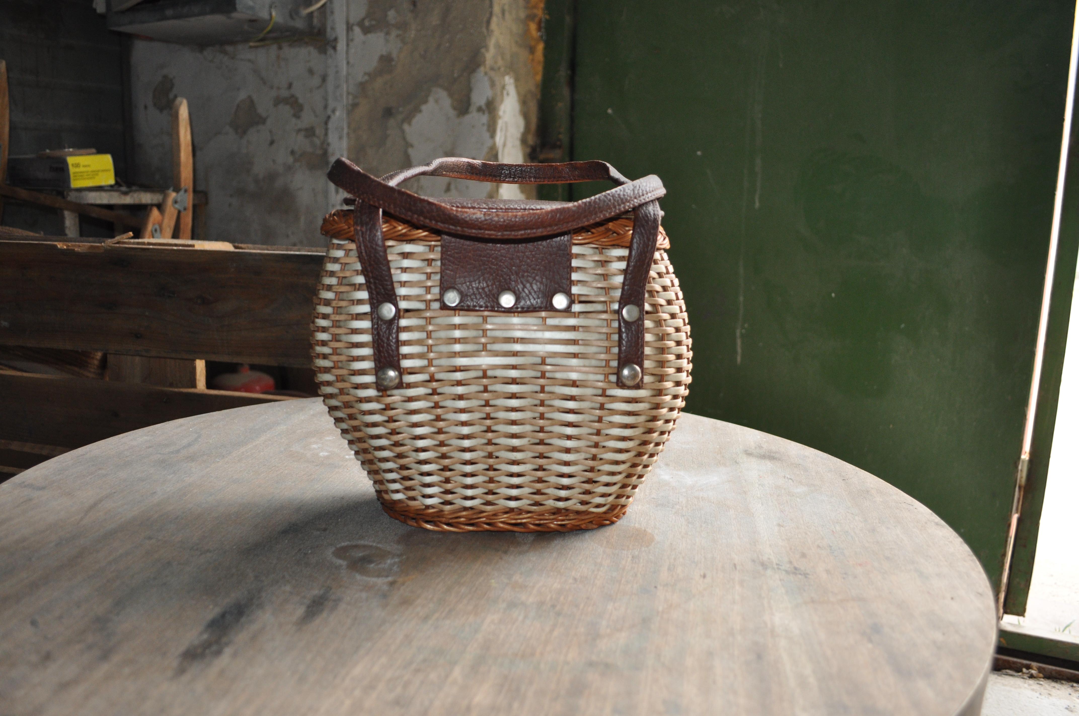 Vintage wicker bag with leather handles
Measures: Length (Depth) 5.51 in
Width 11.02 in
Height 8.66 in.