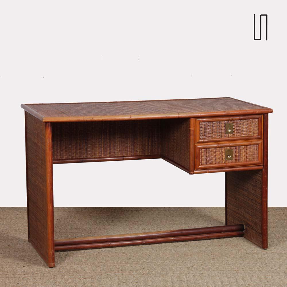 Dieser Vintage-Schreibtisch wurde um 1970 von Dal Vera in Italien hergestellt. Er ist aus Weide und Bambus gefertigt. Die Griffe der beiden Schubladen sind aus Messing. Dieser Tisch ist in gutem Originalzustand.