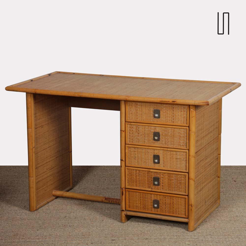 Questa scrivania vintage è stata prodotta in Italia da Dal Vera intorno al 1970. È realizzato in vimini e bambù. Le maniglie dei cinque cassetti sono in ottone. Questo tavolo è in buone condizioni originali.