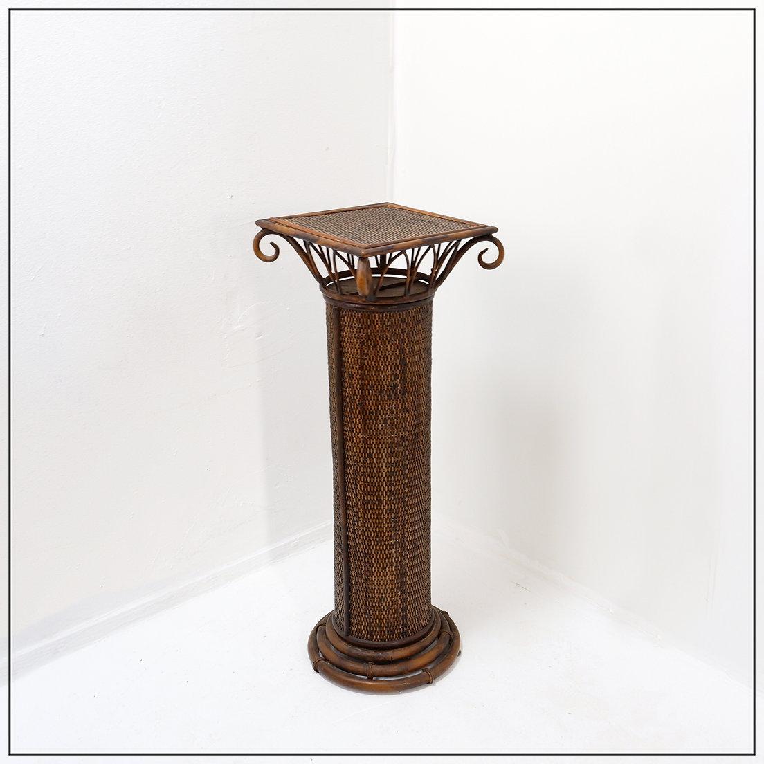 Colonne à piédestal vintage en osier et bambou Colonne à pilier
Pedestal Stand - Support pour plantes
Mesures : 
33x33 cm H : 89cm 
Dessus : 31x31cm 