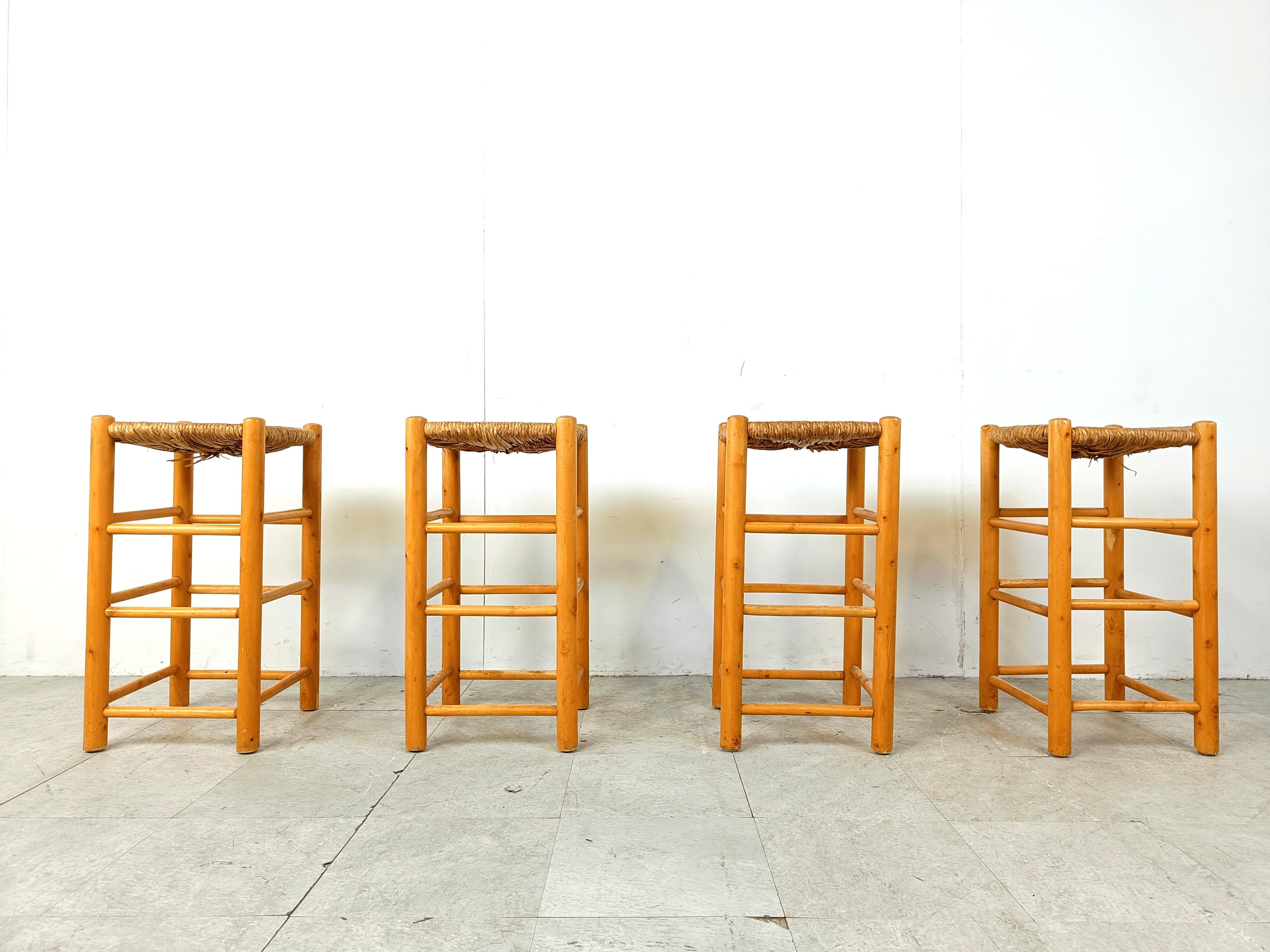 Vintage wicker bar stools - set of 4, 1960s In Good Condition For Sale In HEVERLEE, BE