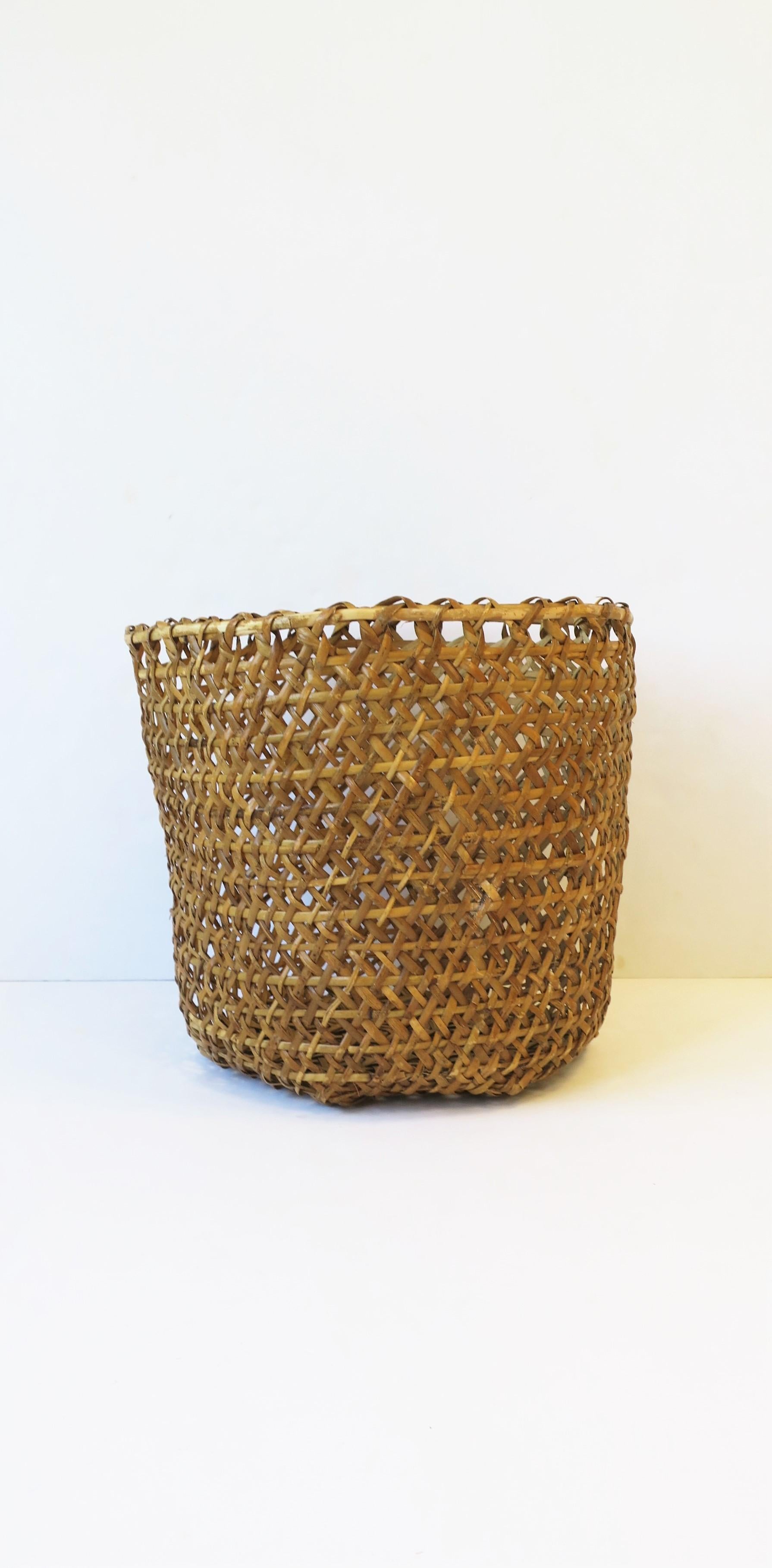 Vintage Wicker Basket Cachepot or Wastebasket Trash Can In Good Condition In New York, NY