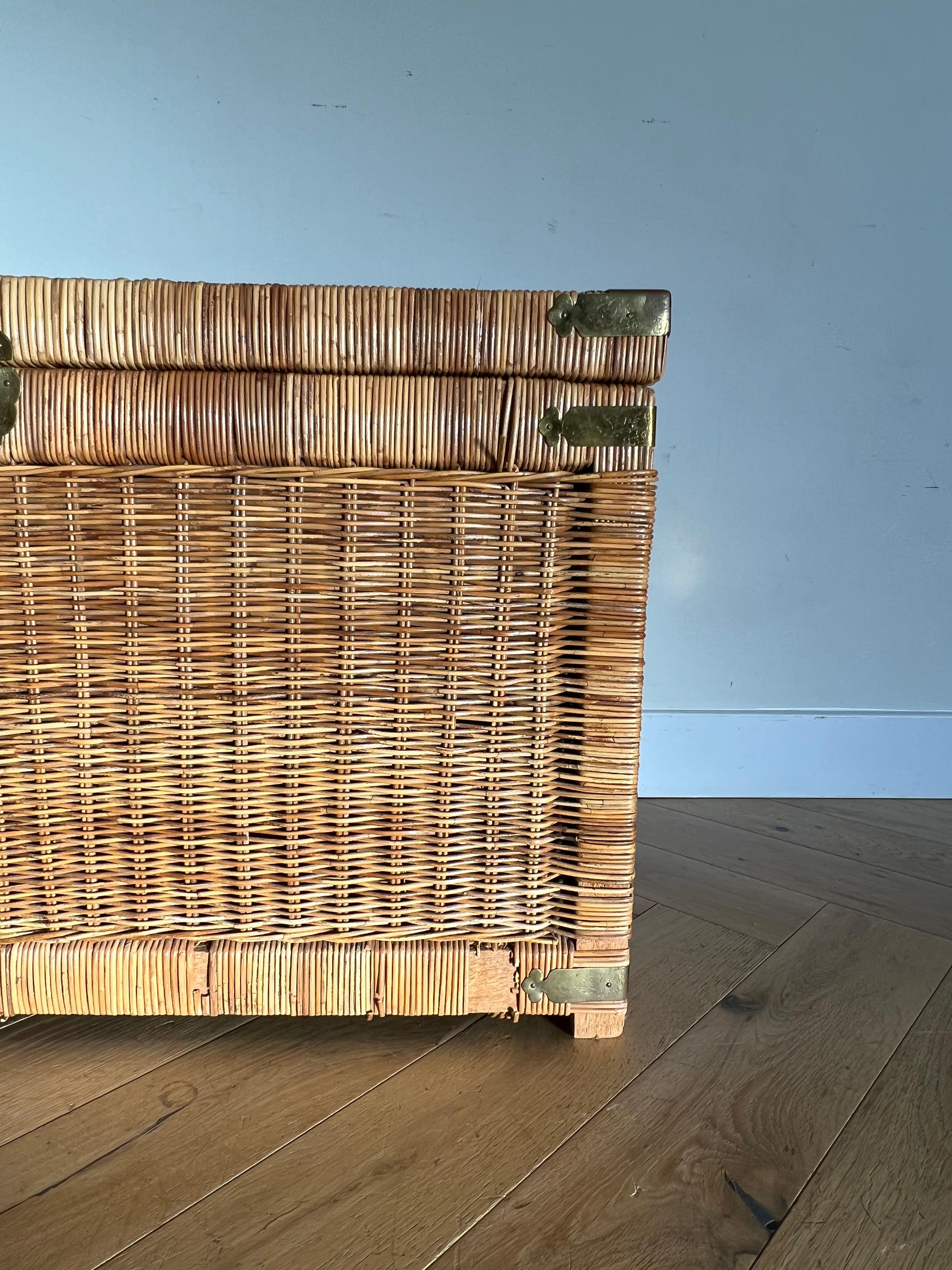 Vintage Wicker Blanket Chest with Gilt Chinoiserie Hardware, 20th Century 1